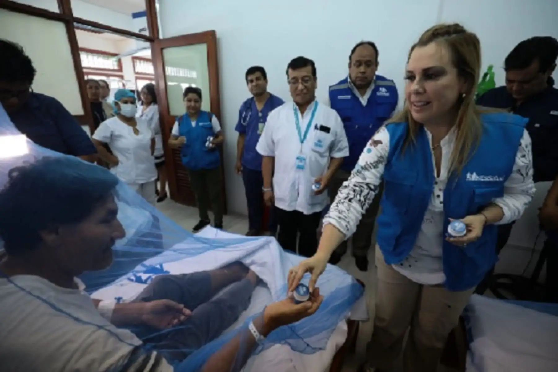 La funcionaria llegó hasta el hospital Víctor Lazo Peralta de Puerto Maldonado para inspeccionar el “Denguetorio”, que cuenta con ambientes, camas hospitalarias, personal, equipamiento e insumos médicos necesarios para la atención de los afectados con esta enfermedad viral.