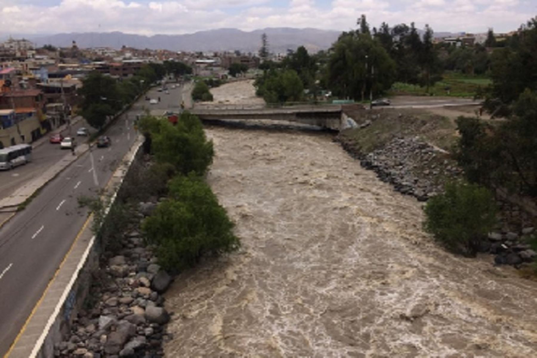 Funcionarios y técnicos de la Subgerencia de Defensa Civil de la Municipalidad Provincial de Arequipa, recorrieron hoy varios tramos a lo largo del río Chili y observaron los daños que podrían suscitarse de continuar el incremento del caudal.