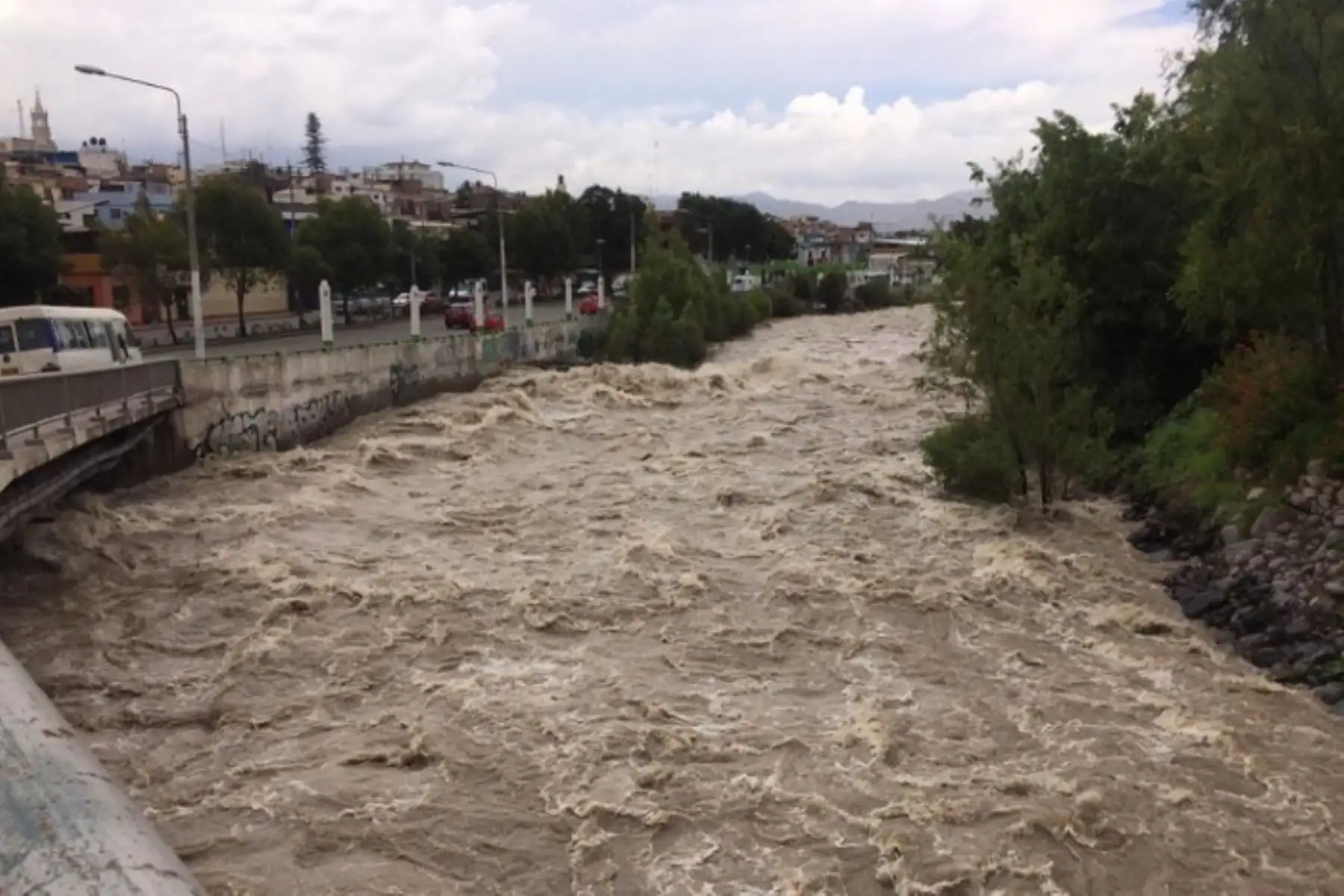 En Arequipa evalúan suspender tránsito por puentes debido al aumento del caudal del río Chili. Foto: ANDINA/Difusión
