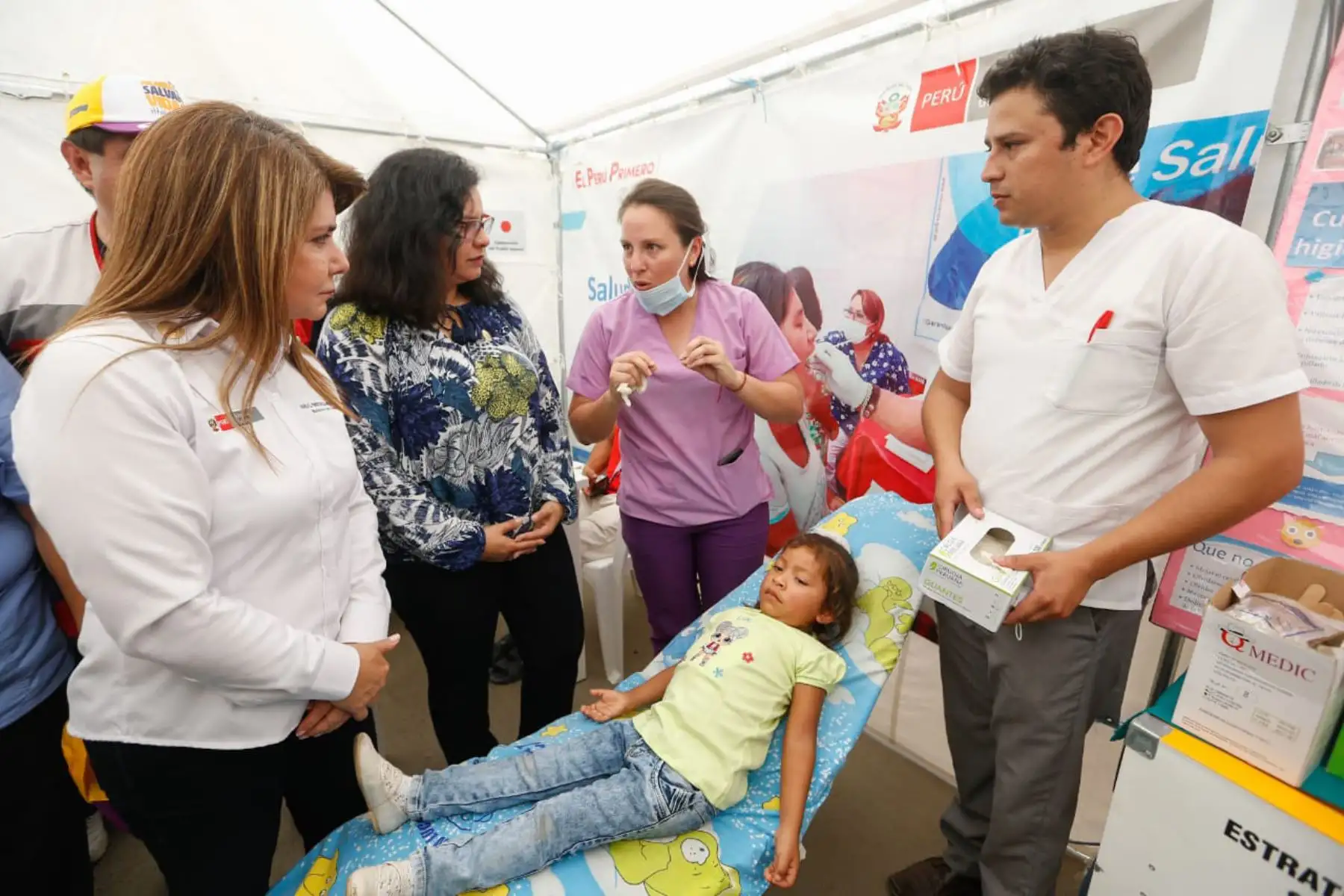 Ministros de los sectores salud, Mujer y Agricultura y primera dama, Maribel Díaz participaron de la acción cívica en Suyo- Piura  que benefició a más de 1,000 niños y adolescentes.
Foto: Difusión Minsa