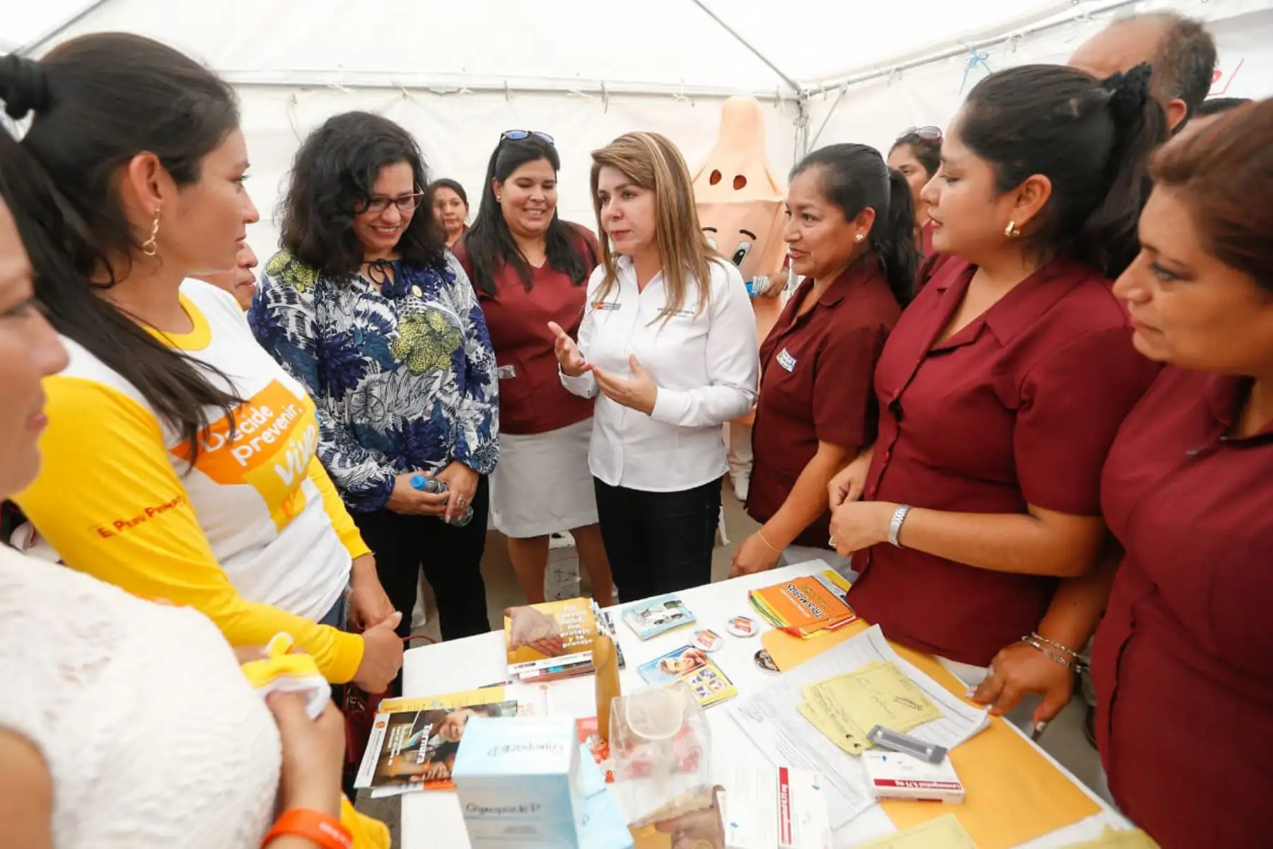Ministros de los sectores salud, Mujer y Agricultura y primera dama, Maribel Díaz participaron de la acción cívica en Suyo- Piura  que benefició a más de 1,000 niños y adolescentes.
Foto: Difusión Minsa