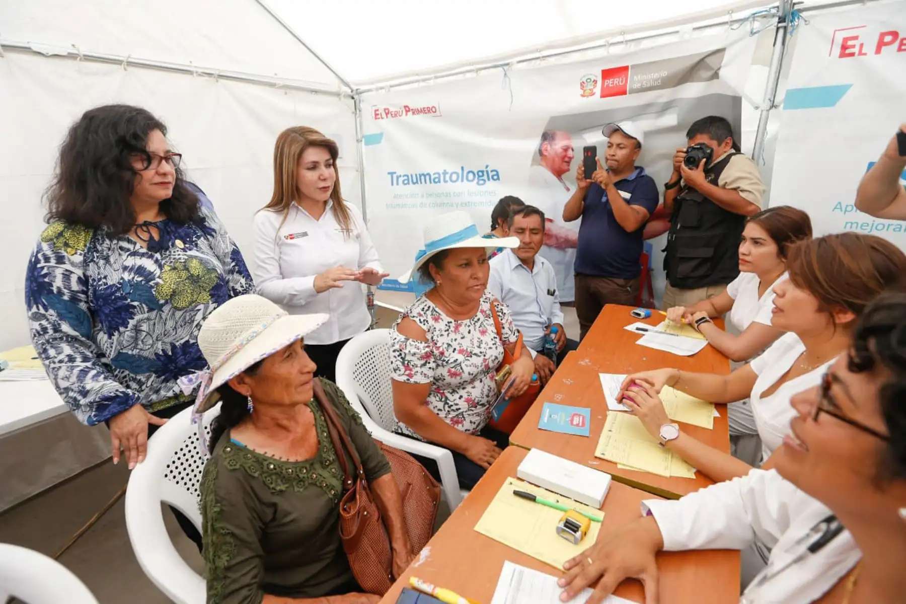 Ministros de los sectores salud, Mujer y Agricultura y primera dama, Maribel Díaz participaron de la acción cívica en Suyo- Piura  que benefició a más de 1,000 niños y adolescentes.
Foto: Difusión Minsa