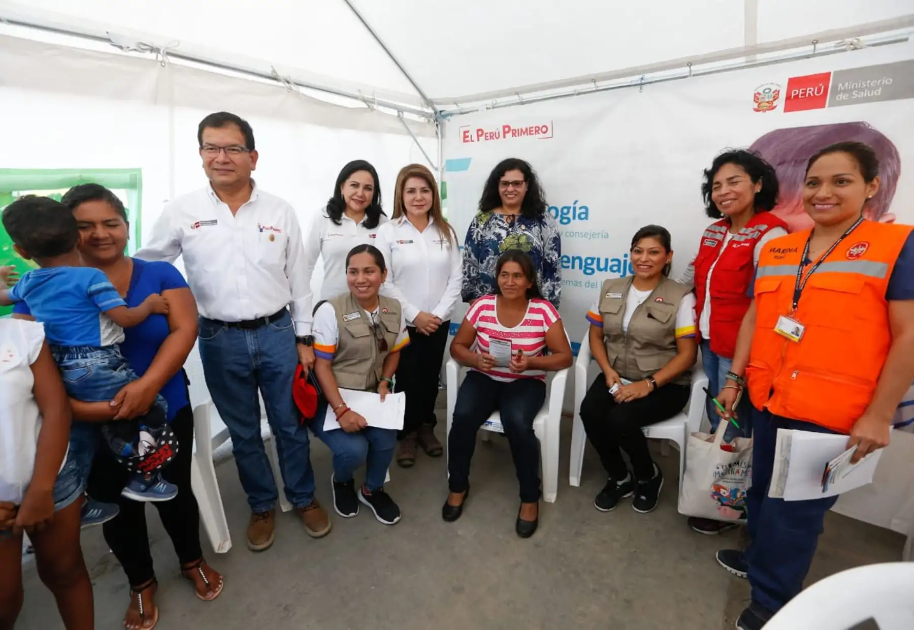 Ministros de los sectores salud, Mujer y Agricultura y primera dama, Maribel Díaz participaron de la acción cívica en Suyo- Piura  que benefició a más de 1,000 niños y adolescentes.
Foto: Difusión Minsa