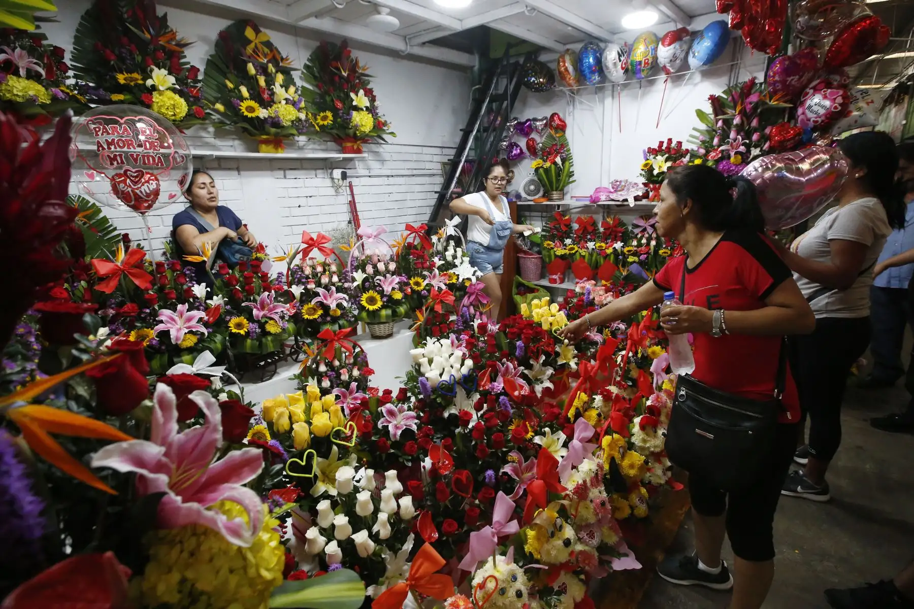 Limeños compran flores y peluches en el día de la amistad y el amor.
Foto: ANDINA/Eddy Ramos
