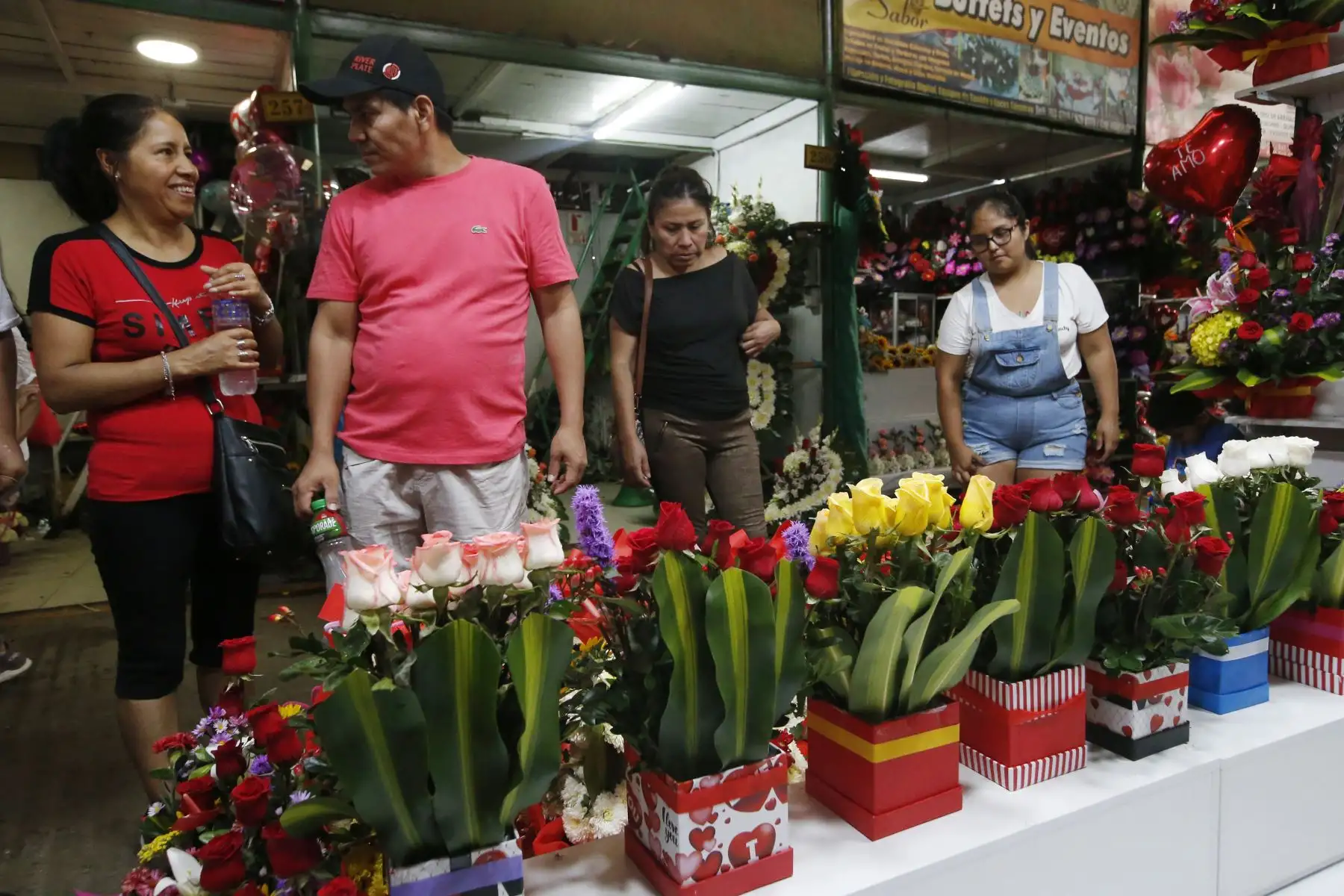 Limeños compran flores y peluches en el día de la amistad y el amor.
Foto: ANDINA/Eddy Ramos