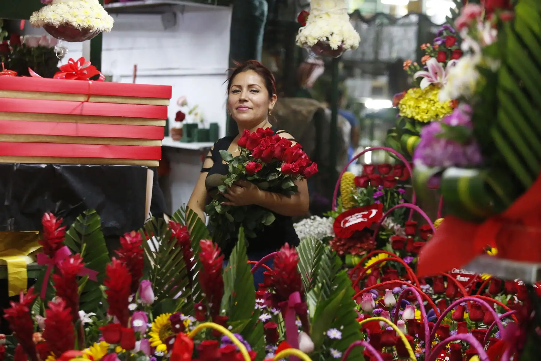 Limeños compran flores y peluches en el día de la amistad y el amor.
Foto: ANDINA/Eddy Ramos