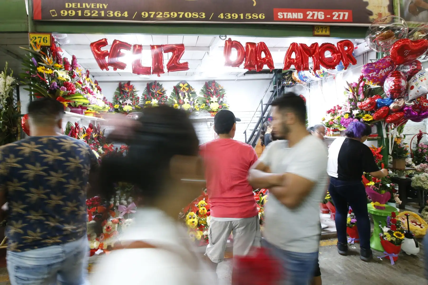 Limeños compran flores y peluches en el día de la amistad y el amor.
Foto: ANDINA/Eddy Ramos