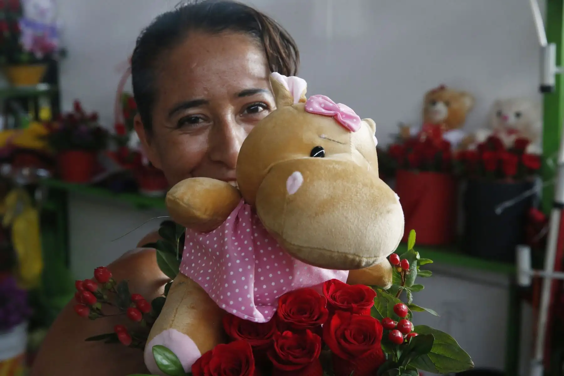 Limeños compran flores y peluches en el día de la amistad y el amor.
Foto: ANDINA/Eddy Ramos