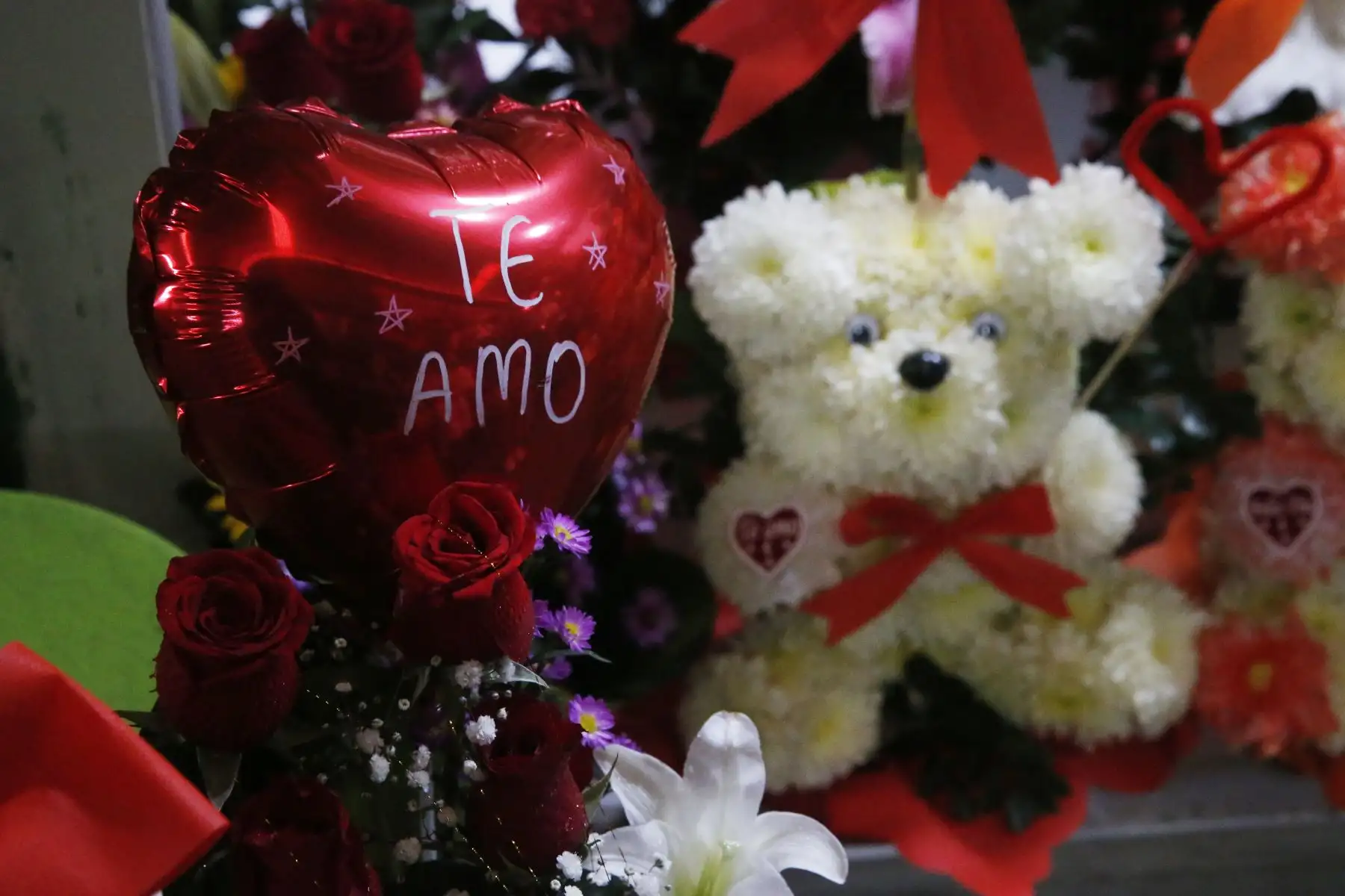 Limeños compran flores y peluches en el día de la amistad y el amor.
Foto: ANDINA/Eddy Ramos