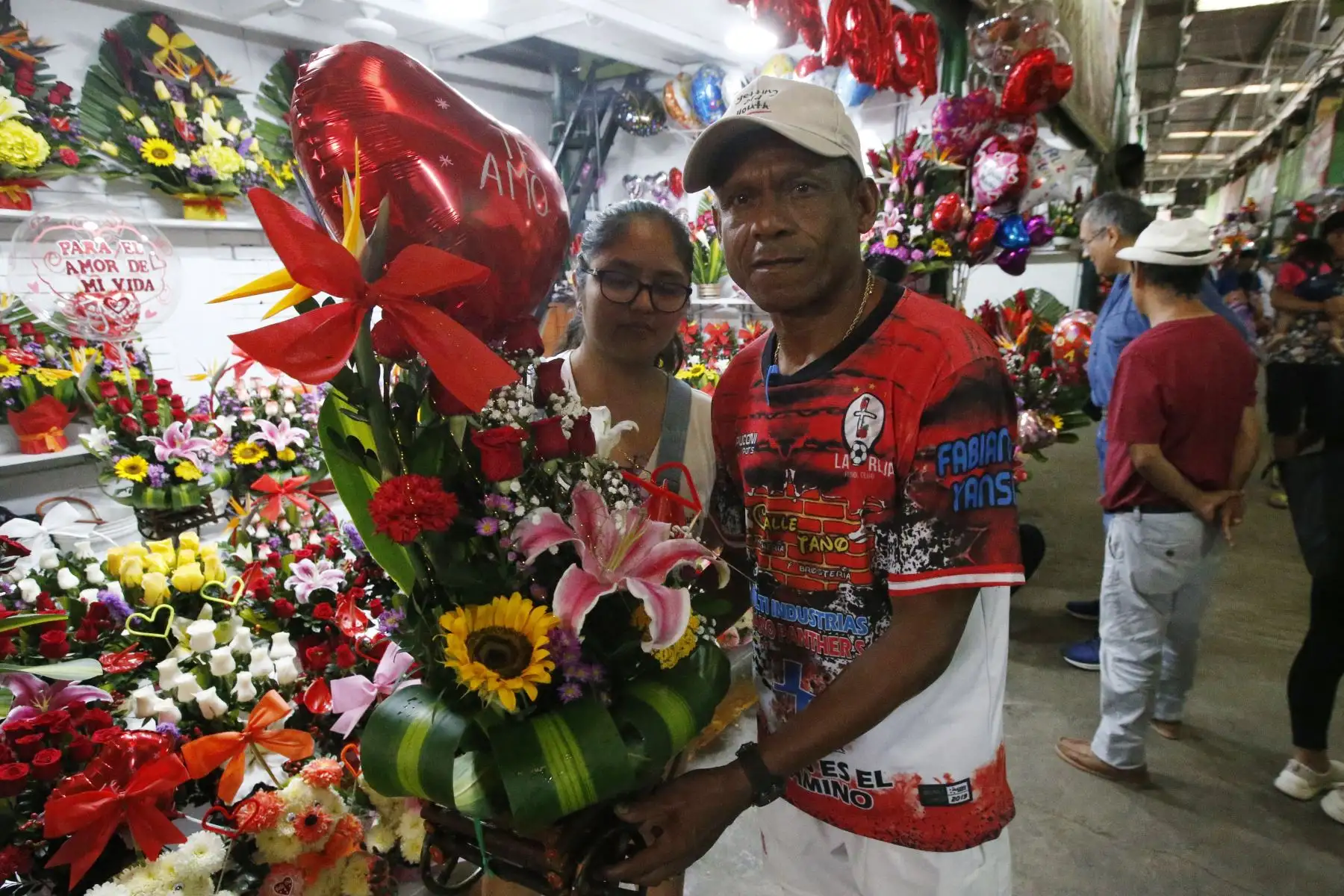 Limeños compran flores y peluches en el día de la amistad y el amor.
Foto: ANDINA/Eddy Ramos