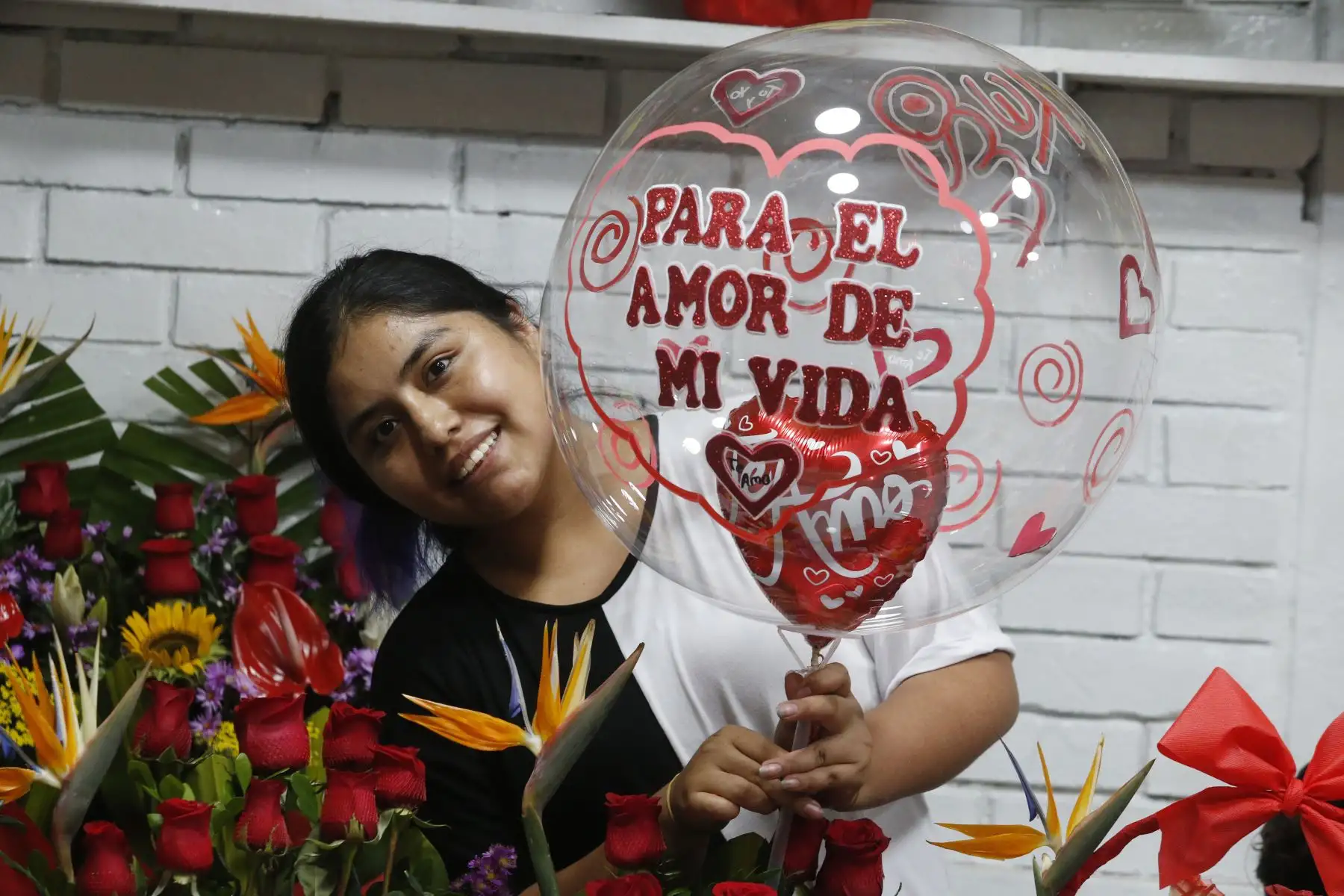 Limeños compran flores y peluches en el día de la amistad y el amor.
Foto: ANDINA/Eddy Ramos