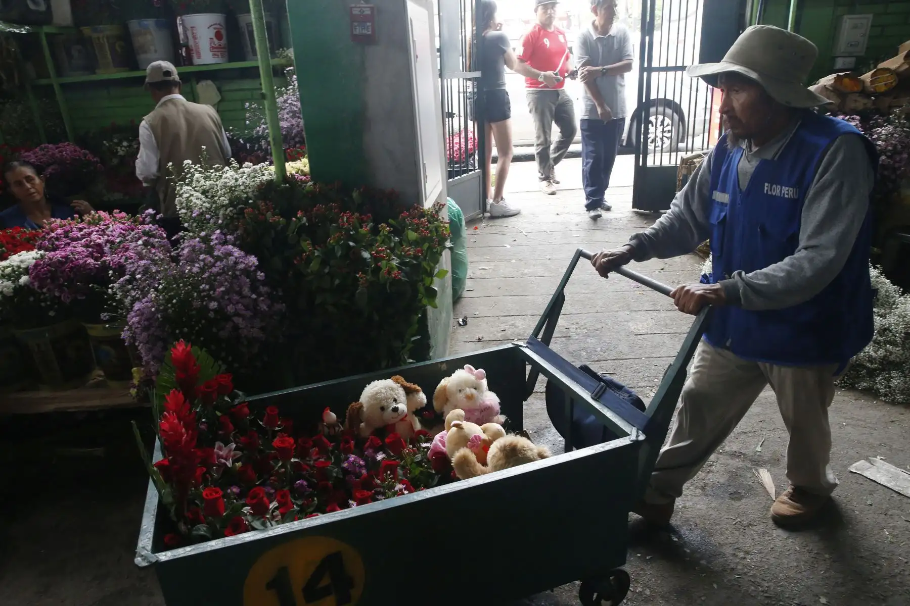 Limeños compran flores y peluches en el día de la amistad y el amor.
Foto: ANDINA/Eddy Ramos