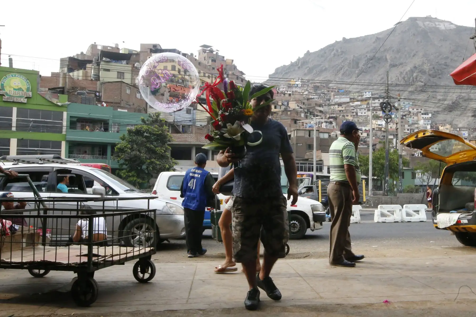 Limeños compran flores y peluches en el día de la amistad y el amor.
Foto: ANDINA/Eddy Ramos