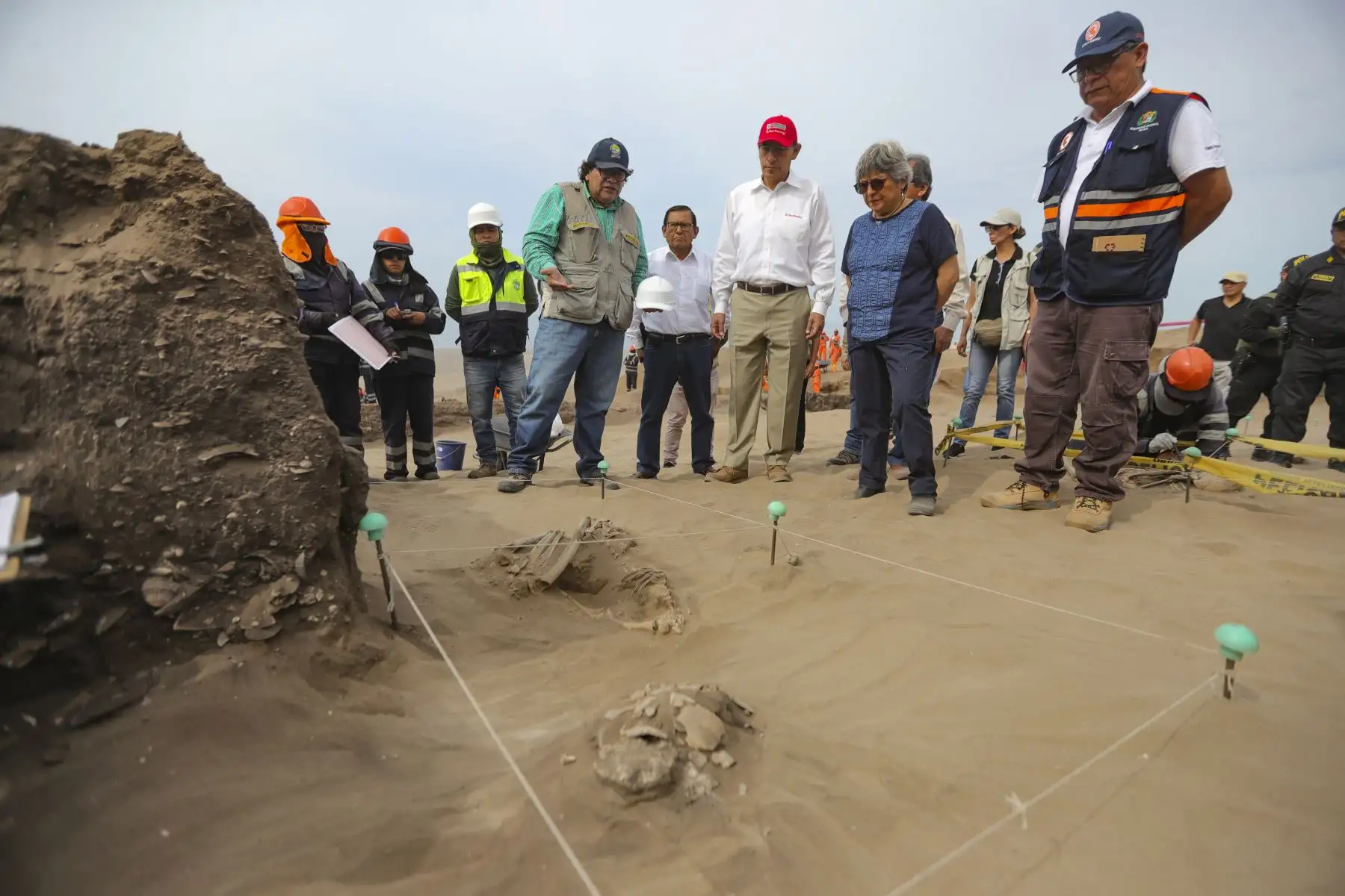 Presidente de la República, Martín Vizcarra  acompañado de la ministra de Cultura,  inspecciona las obras de rescate arqueológico del proyecto Ampliación de la frontera Agrícola Lomas de Ilo. Foto: ANDINA/Prensa Presidencia