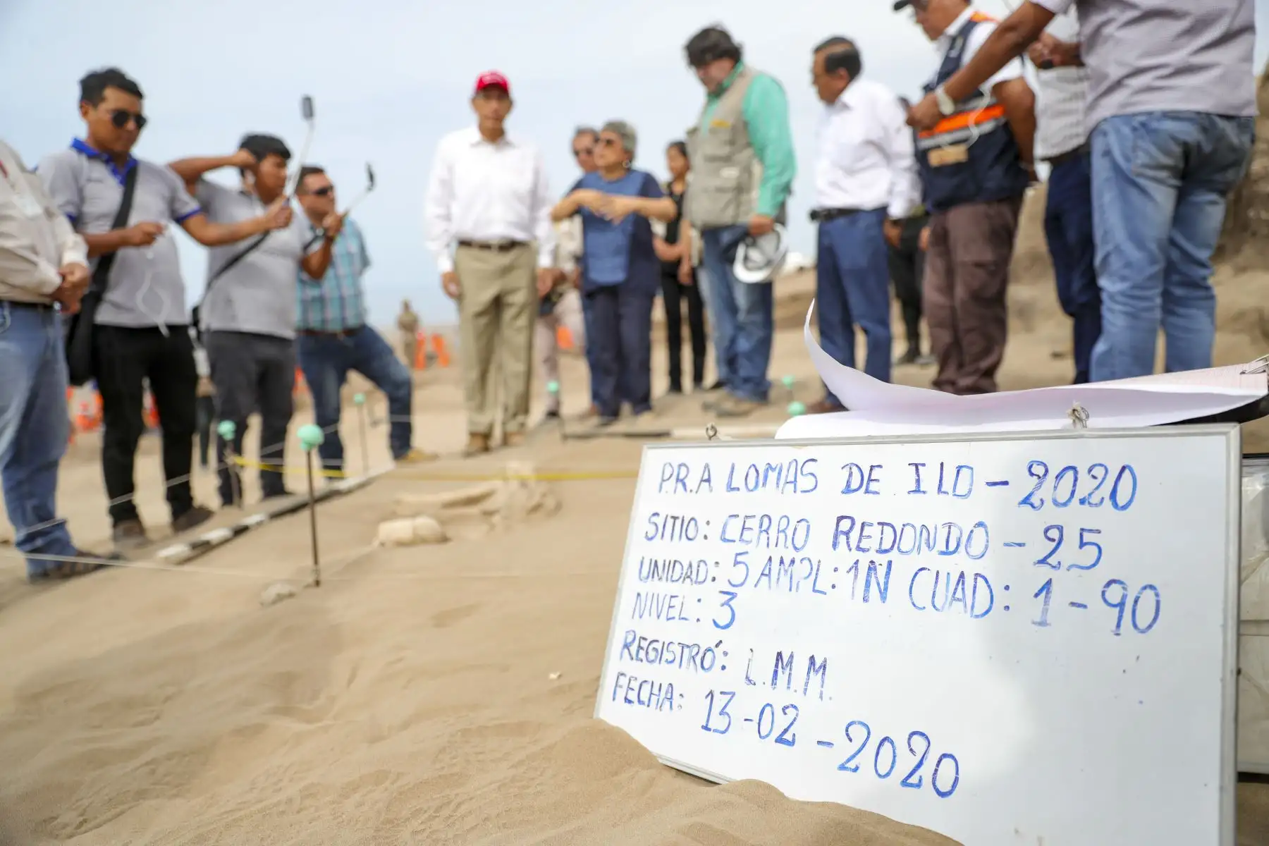Presidente de la República, Martín Vizcarra  acompañado de la ministra de Cultura,  inspecciona las obras de rescate arqueológico del proyecto Ampliación de la frontera Agrícola Lomas de Ilo. Foto: ANDINA/Prensa Presidencia