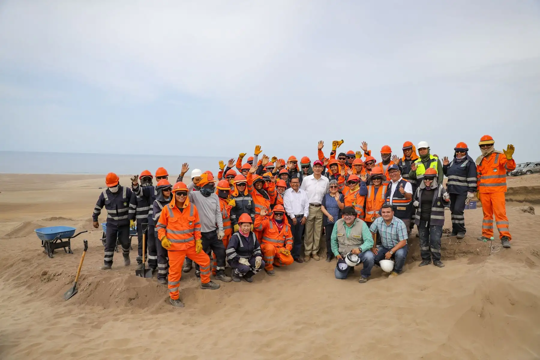 Presidente de la República, Martín Vizcarra  acompañado de la ministra de Cultura,  inspecciona las obras de rescate arqueológico del proyecto Ampliación de la frontera Agrícola Lomas de Ilo. Foto: ANDINA/Prensa Presidencia