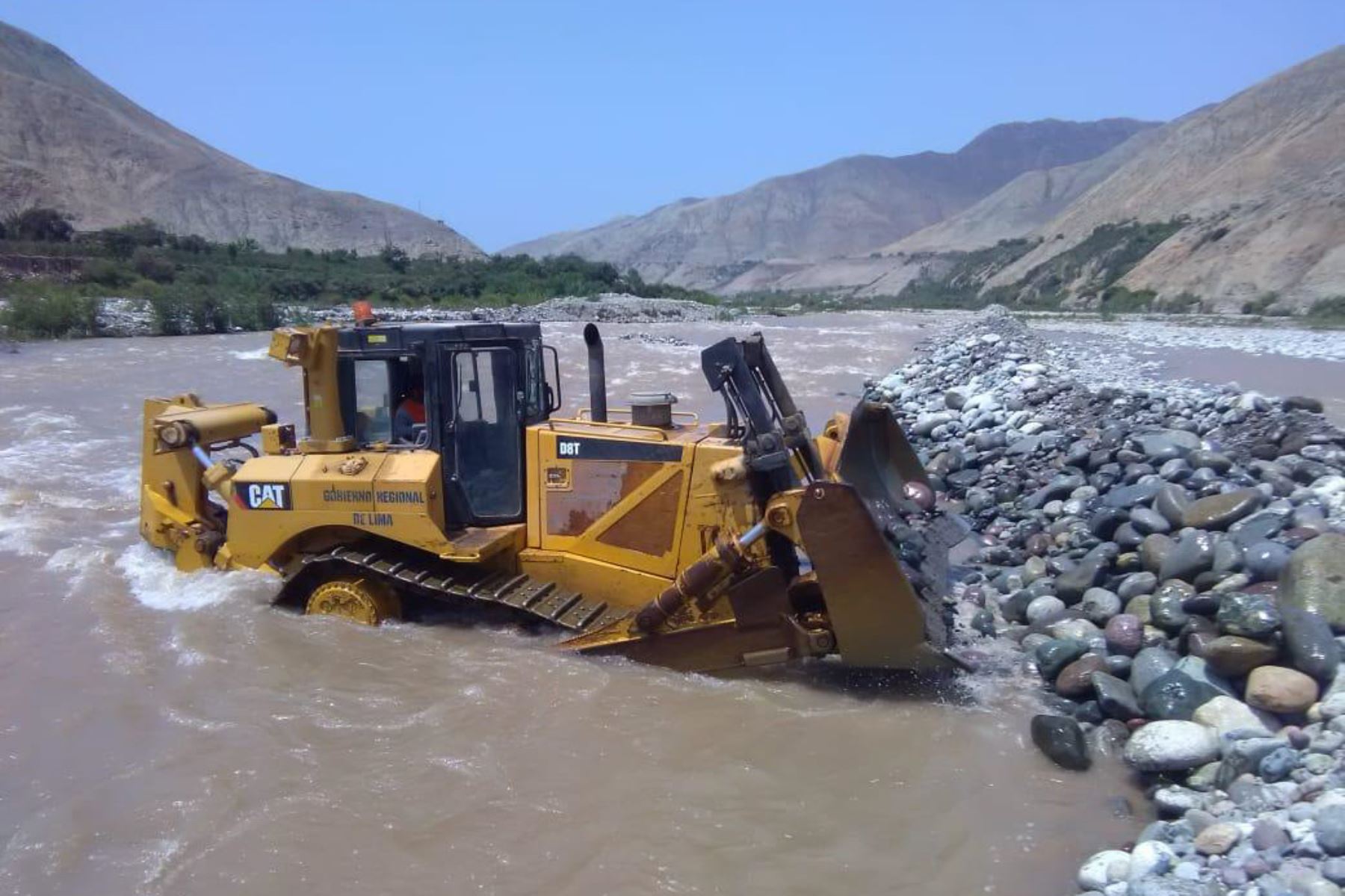 Minagri descolmata ríos en región Lima para prevenir desbordes y evitar daños agrícolas