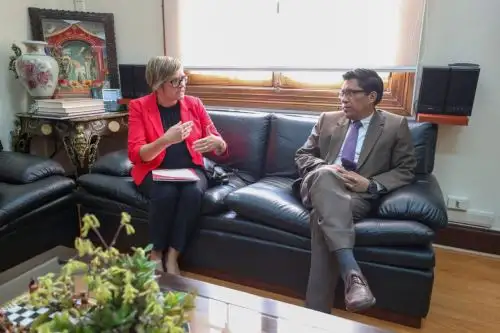 Vicente Zeballos y embajadora del Reino Unido, Kate Harrisson.