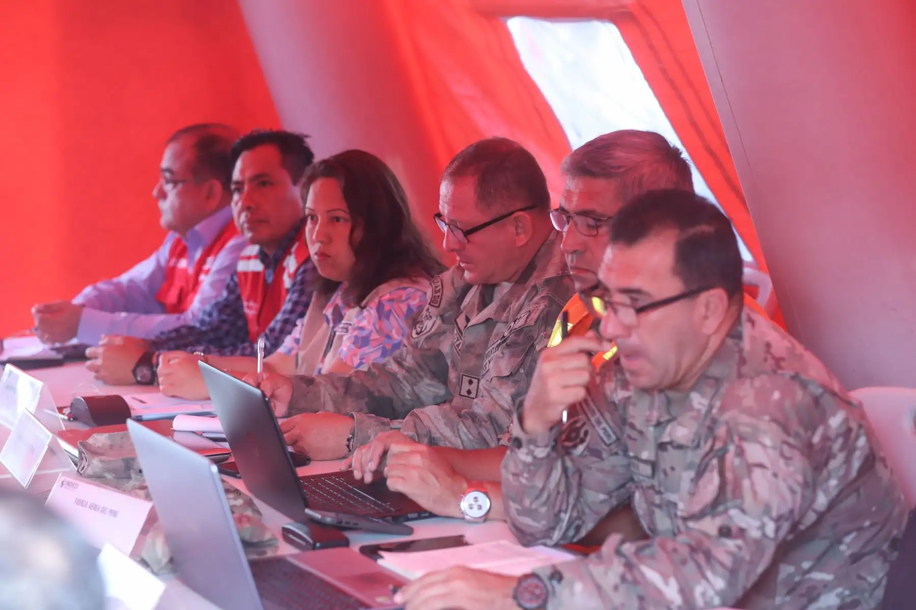 Ministro de Defensa, Walter Martos recorrió hospitales donde visitó a víctimas y familiares de deflagración en Villa el Salvador.
Foto: Difusión Mindef