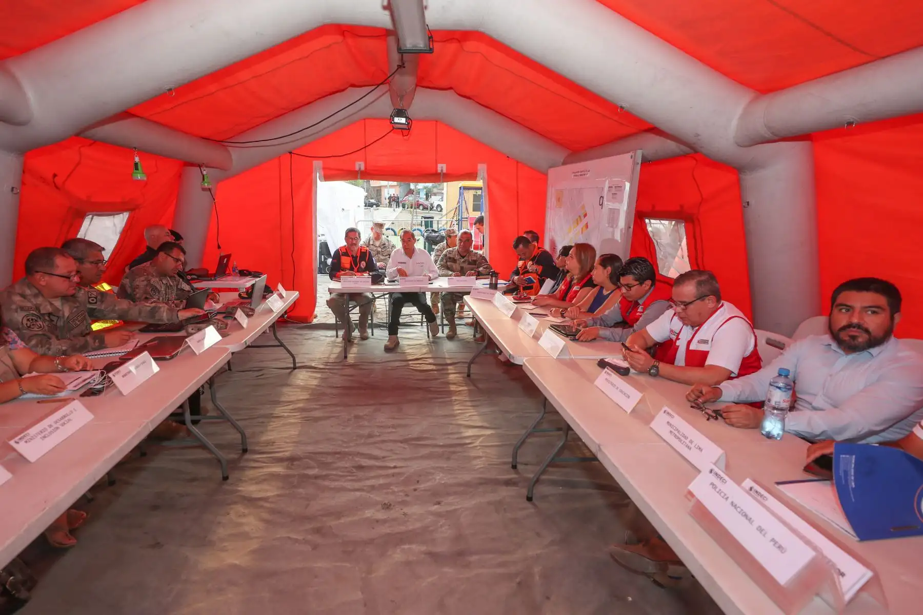 Ministro de Defensa, Walter Martos recorrió hospitales donde visitó a víctimas y familiares de deflagración en Villa el Salvador.
Foto: Difusión Mindef