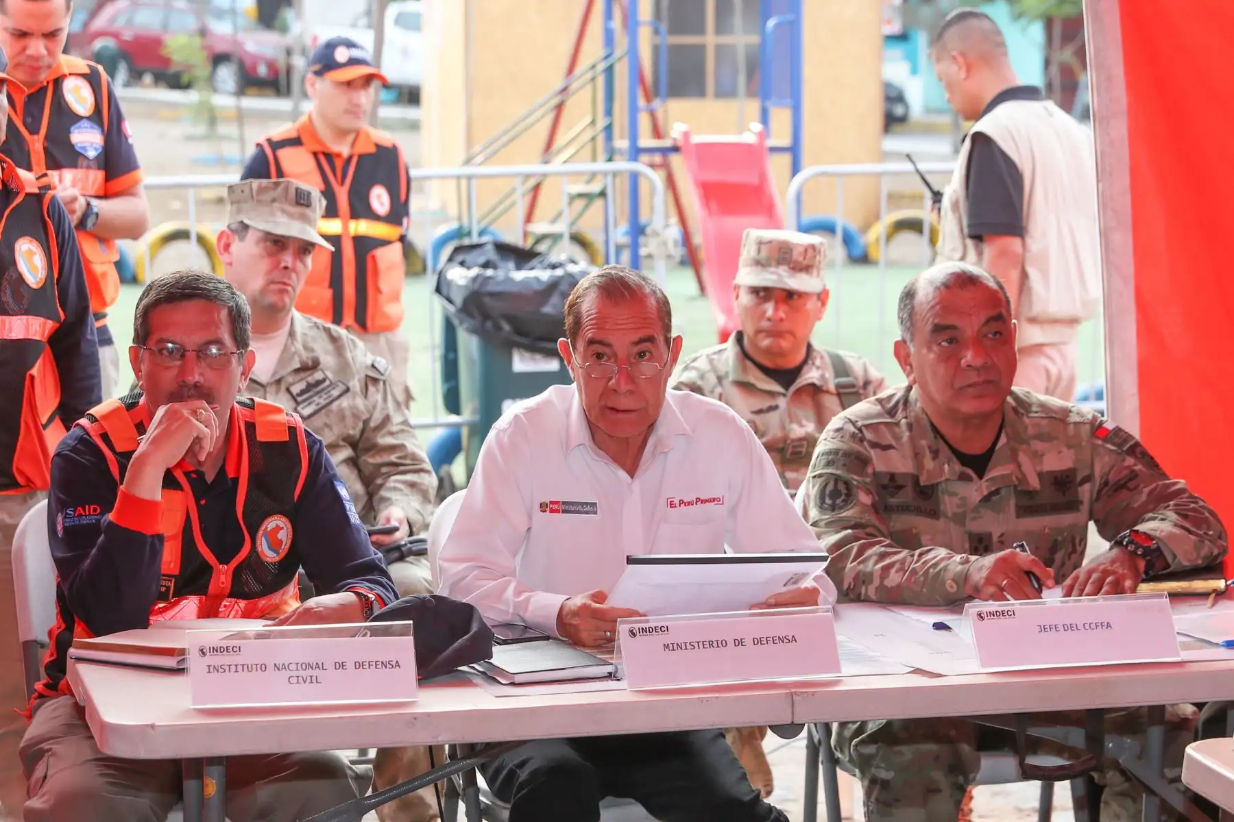Ministro de Defensa, Walter Martos recorrió hospitales donde visitó a víctimas y familiares de deflagración en Villa el Salvador.
Foto: Difusión Mindef