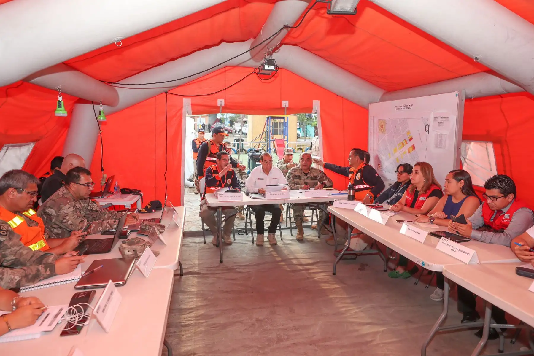 Ministro de Defensa, Walter Martos recorrió hospitales donde visitó a víctimas y familiares de deflagración en Villa el Salvador.
Foto: Difusión Mindef