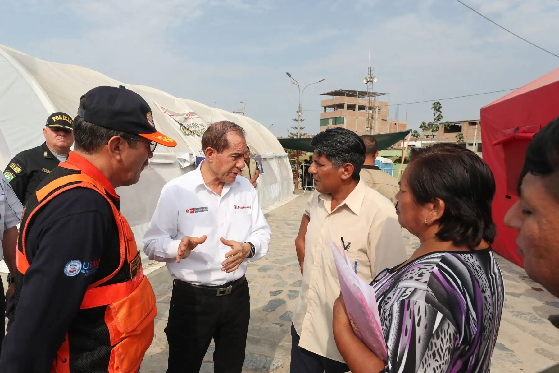 Ministro de Defensa, Walter Martos recorrió hospitales donde visitó a víctimas y familiares de deflagración en Villa el Salvador.
Foto: Difusión Mindef