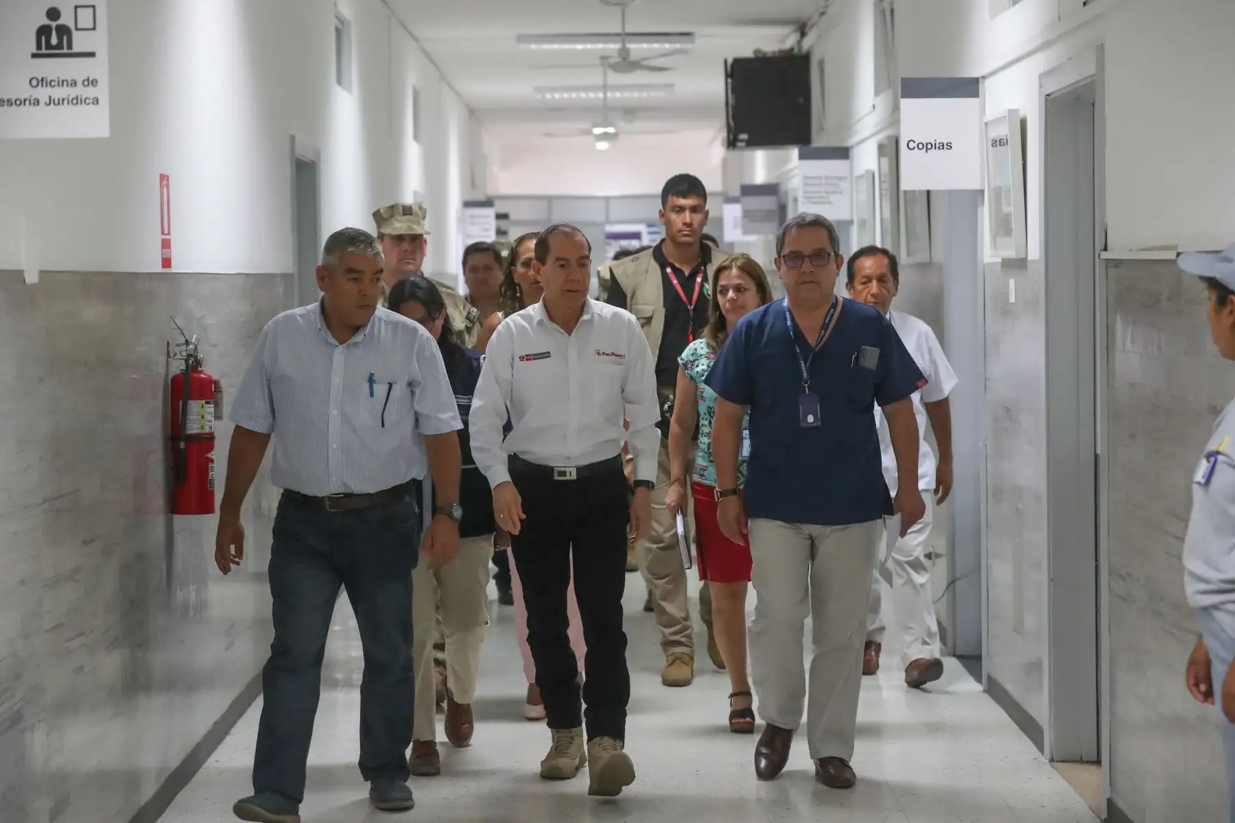 Ministro de Defensa, Walter Martos recorrió hospitales donde visitó a víctimas y familiares de deflagración en Villa el Salvador.
Foto: Difusión Mindef