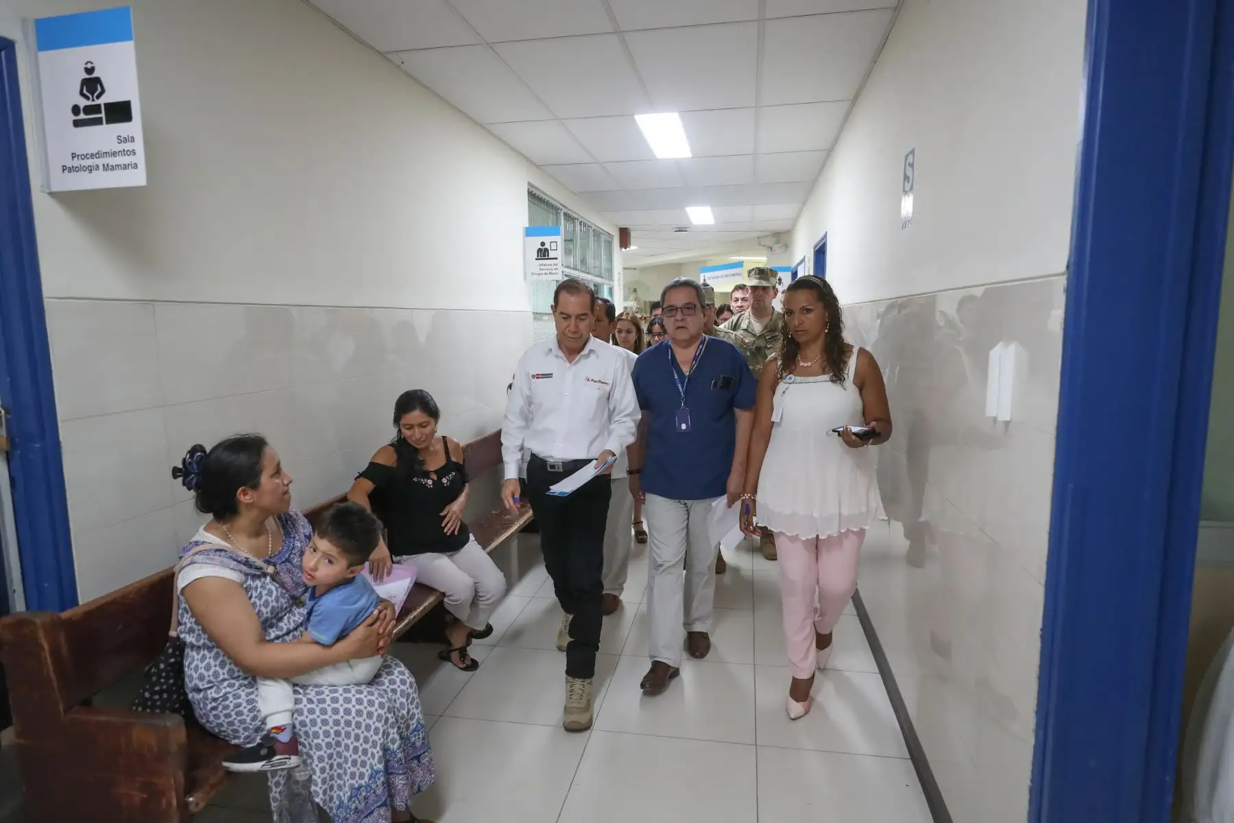 Ministro de Defensa, Walter Martos recorrió hospitales donde visitó a víctimas y familiares de deflagración en Villa el Salvador.
Foto: Difusión Mindef