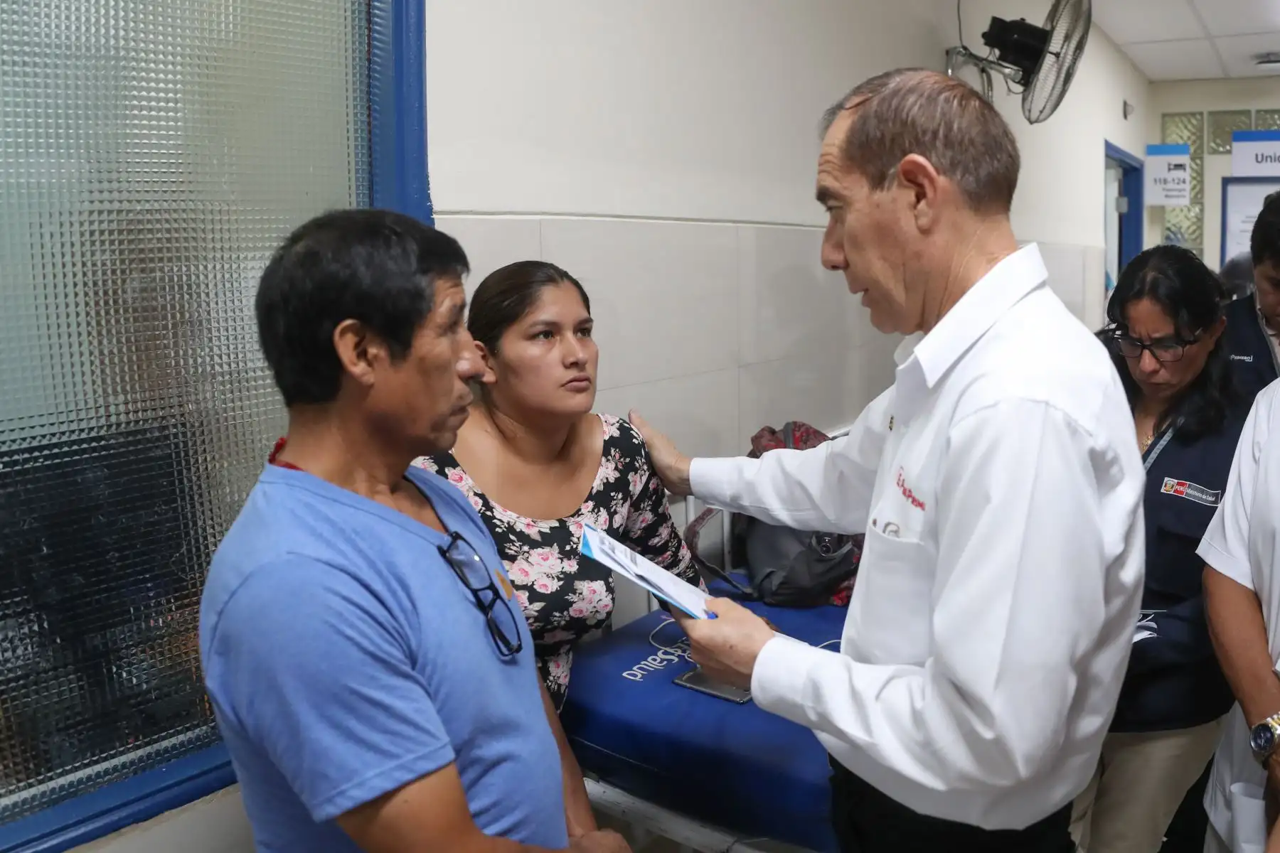 Ministro de Defensa, Walter Martos recorrió hospitales donde visitó a víctimas y familiares de deflagración en Villa el Salvador.
Foto: Difusión Mindef