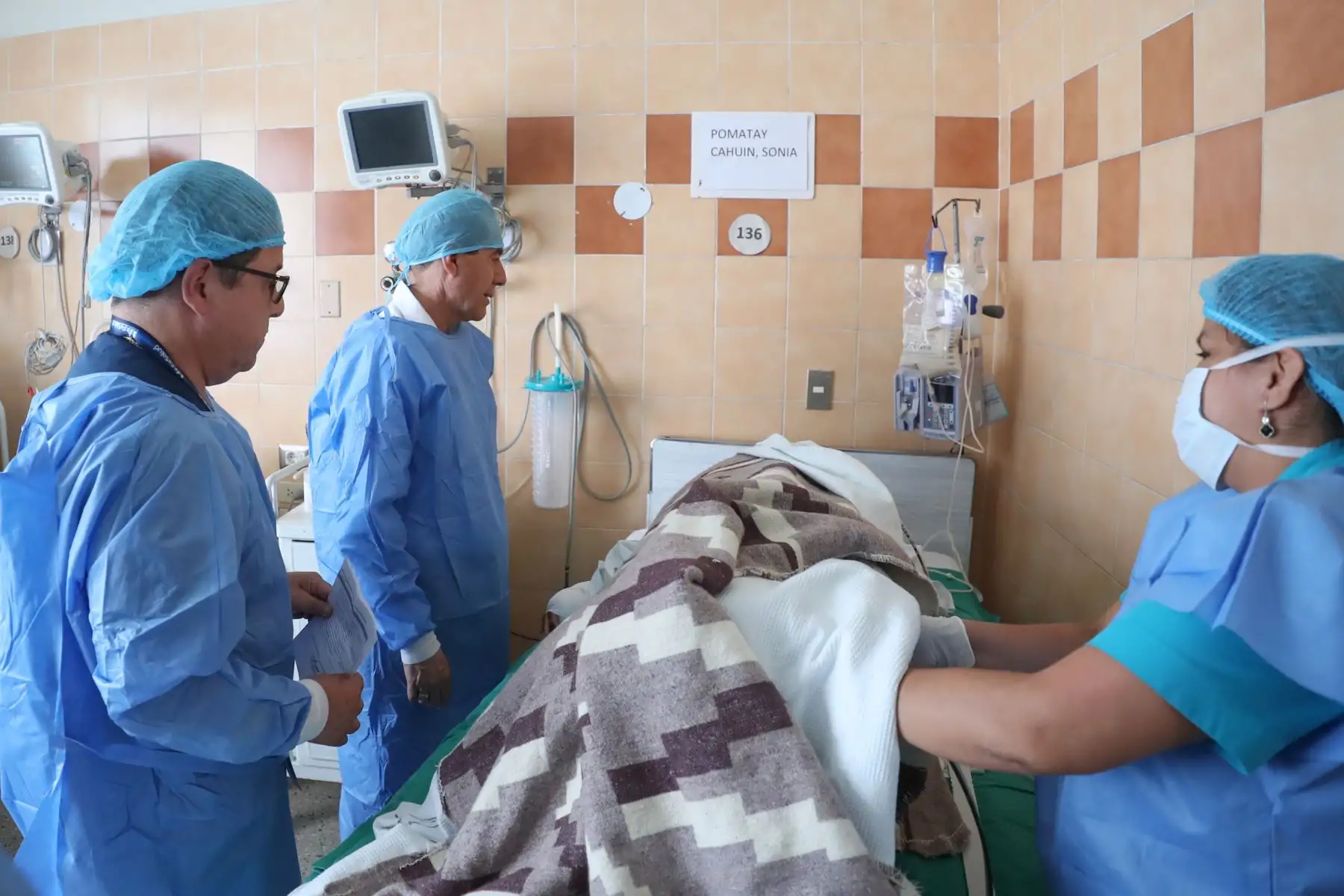 Ministro de Defensa, Walter Martos recorrió hospitales donde visitó a víctimas y familiares de deflagración en Villa el Salvador.
Foto: Difusión Mindef