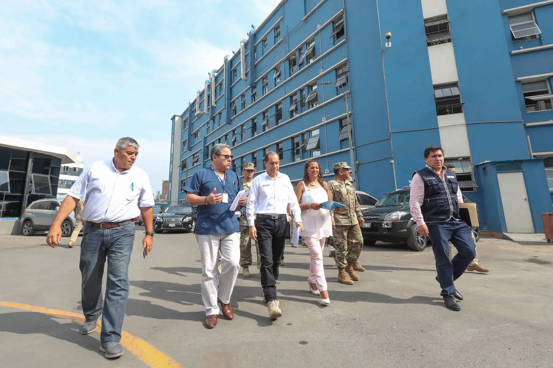 Ministro de Defensa, Walter Martos recorrió hospitales donde visitó a víctimas y familiares de deflagración en Villa el Salvador.
Foto: Difusión Mindef