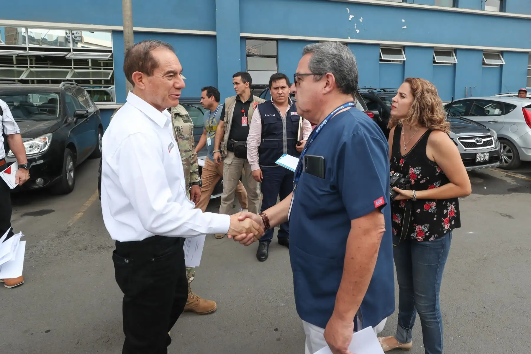 Ministro de Defensa, Walter Martos recorrió hospitales donde visitó a víctimas y familiares de deflagración en Villa el Salvador.
Foto: Difusión Mindef