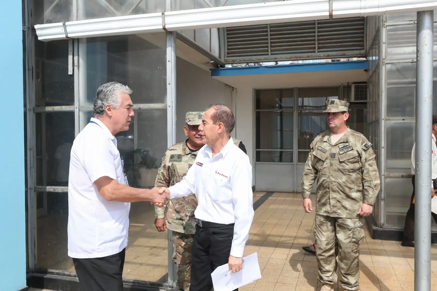 Ministro de Defensa, Walter Martos recorrió hospitales donde visitó a víctimas y familiares de deflagración en Villa el Salvador.
Foto: Difusión Mindef