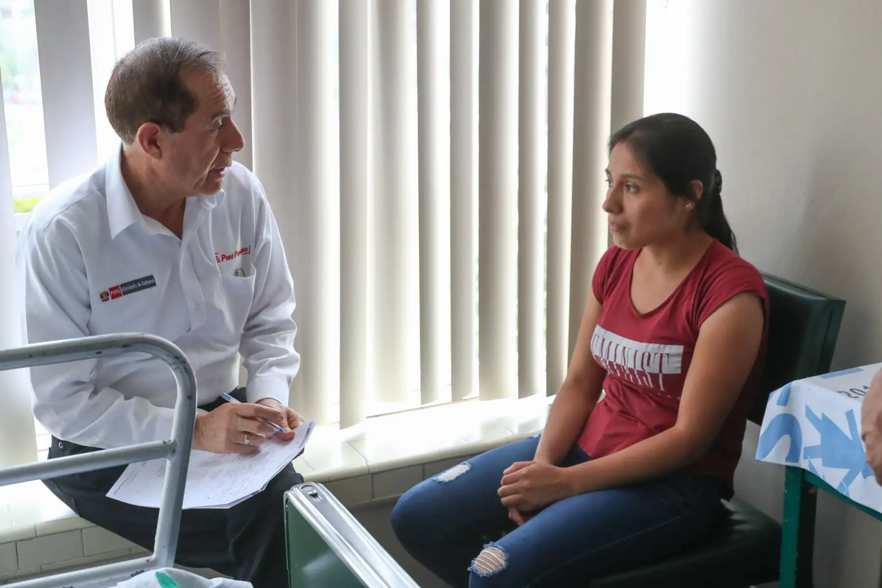 Ministro de Defensa, Walter Martos recorrió hospitales donde visitó a víctimas y familiares de deflagración en Villa el Salvador.
Foto: Difusión Mindef