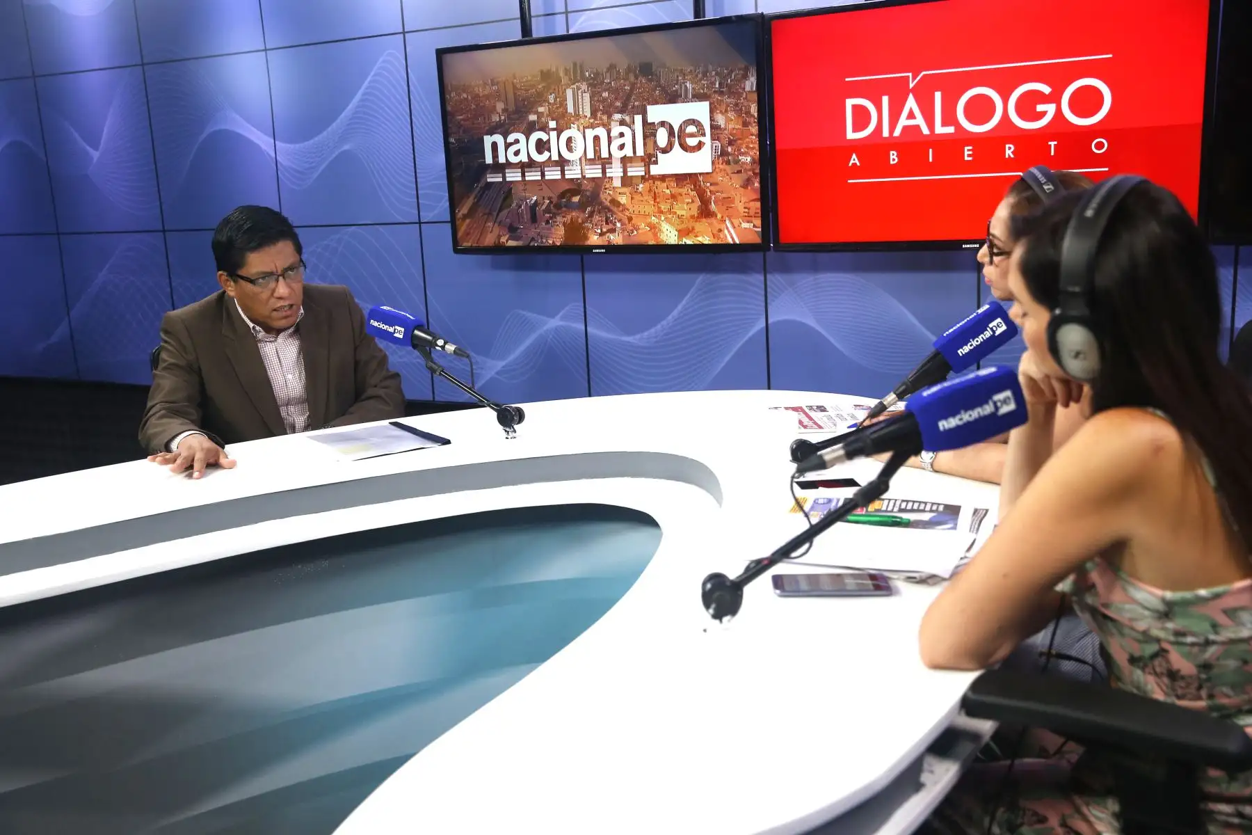 Presidente del Consejo de Ministros, Vicente Zeballos brinda entrevista en las instalaciones de Radio Nacional. 
Foto: ANDINA/Eddy Ramos