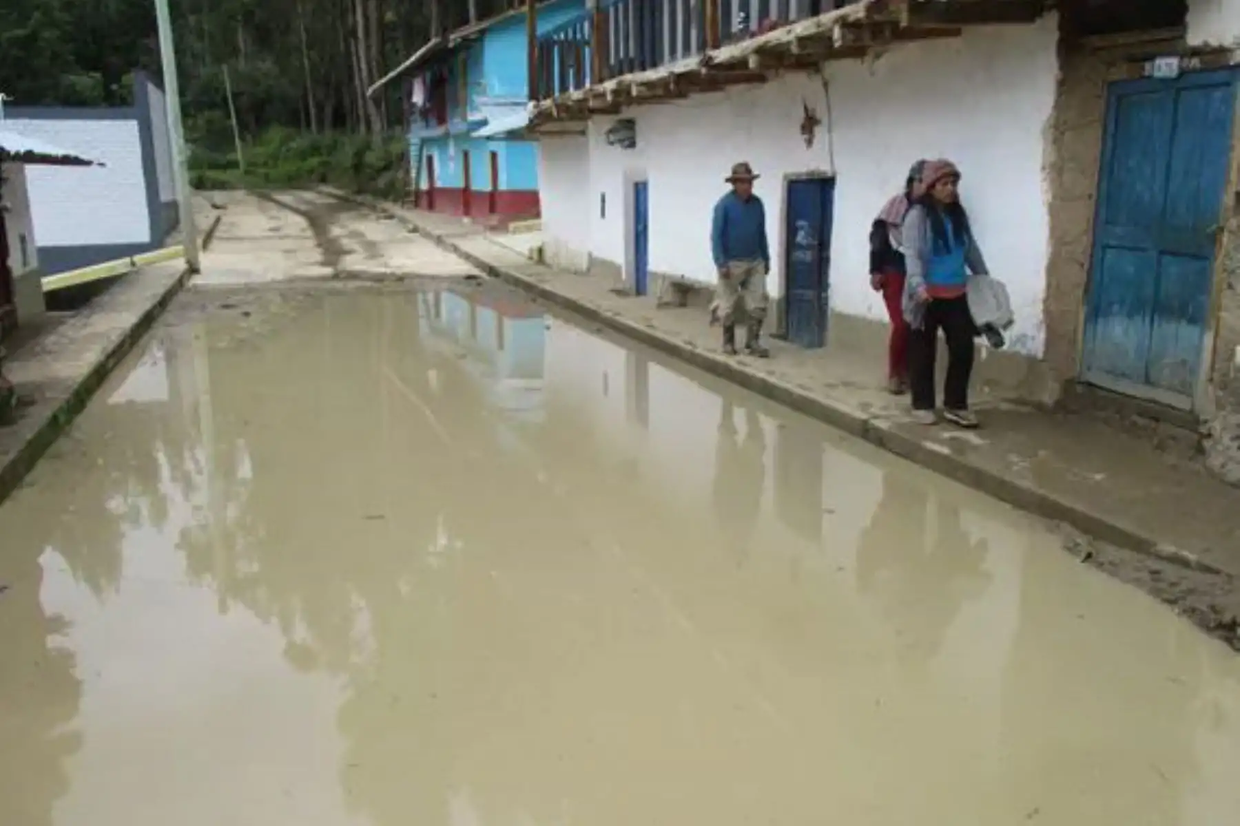El Poder Ejecutivo amplió el estado de emergencia por desastre a consecuencia de intensas lluvias en varios distritos y provincias de los departamentos de Huánuco, Junín, La Libertad, Pasco y San Martín, a fin de continuar con la ejecución de medidas y acciones de excepción, inmediatas y necesarias, de rehabilitación que correspondan.ANDINA/Difusión