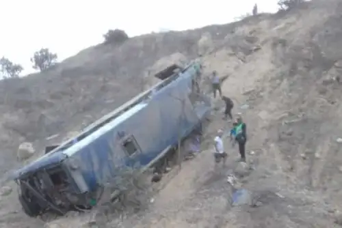 Al menos ocho personas fallecidas y más de treinta heridas, todos de nacionalidad ecuatoriana, es el lamentable saldo del despiste y vuelco de un bus de transporte interprovincial de pasajeros en la provincia de Talara.