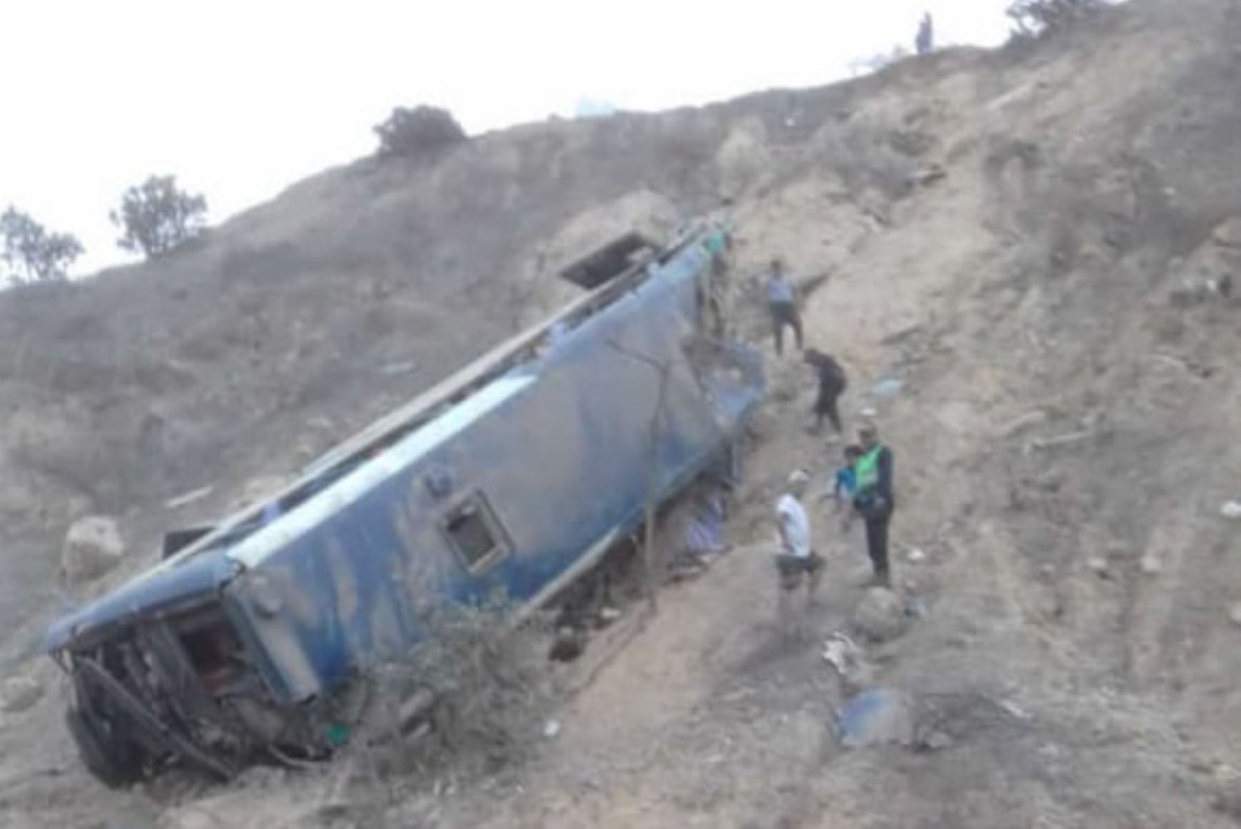 Al menos ocho personas fallecidas y más de treinta heridas, todos de nacionalidad ecuatoriana, es el lamentable saldo del despiste y vuelco de un bus de transporte interprovincial de pasajeros en la provincia de Talara.