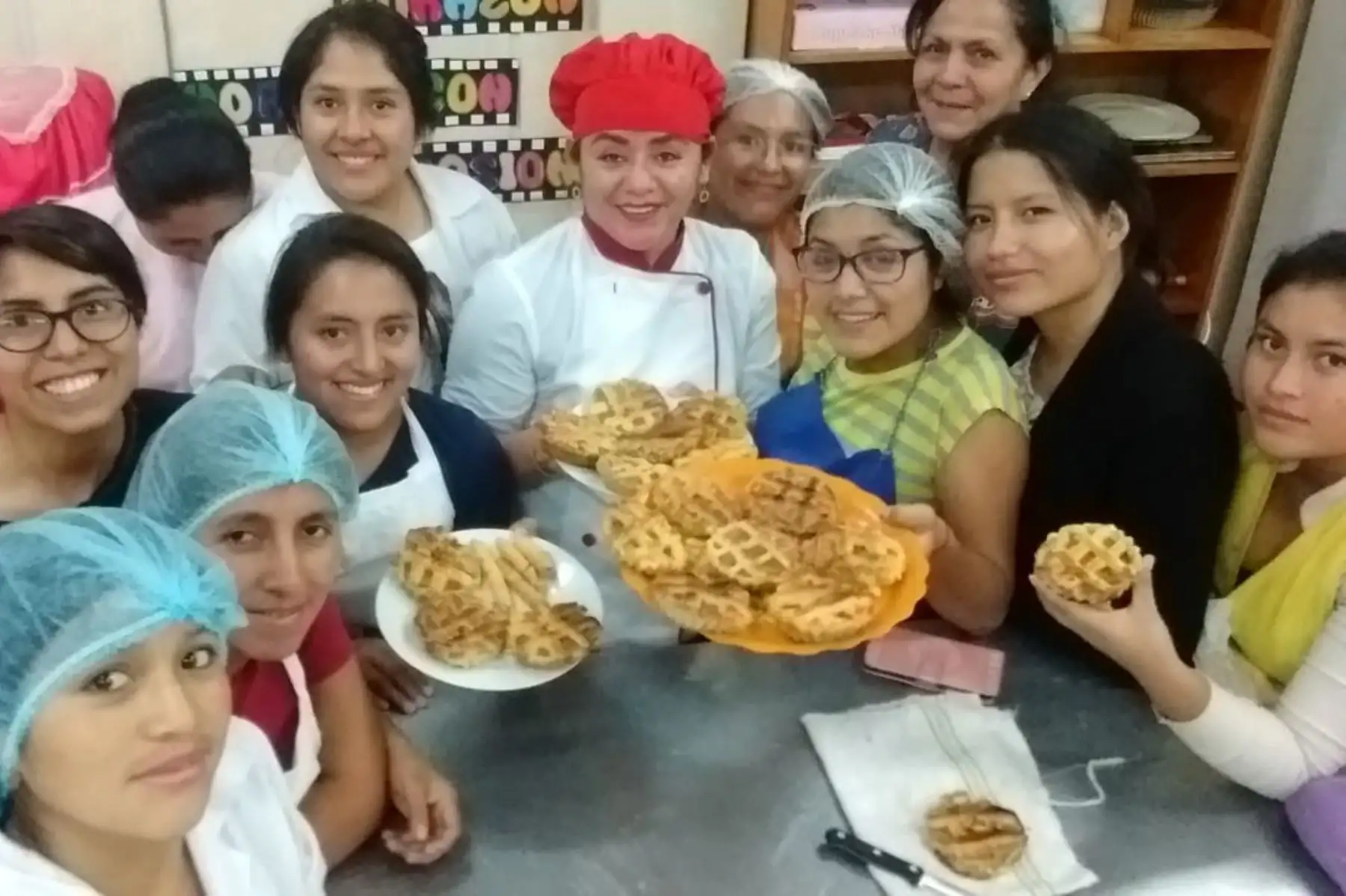 Cinco mujeres beneficiadas por la intervención preventiva “Empoderamiento económico de mujeres víctimas de violencia de género o en riesgo de serlo” del Ministerio de la Mujer y Poblaciones Vulnerables (MIMP) se unieron y formaron una microempresa que brinda servicios de buffet, catering y pastelería, en la región Huánuco.