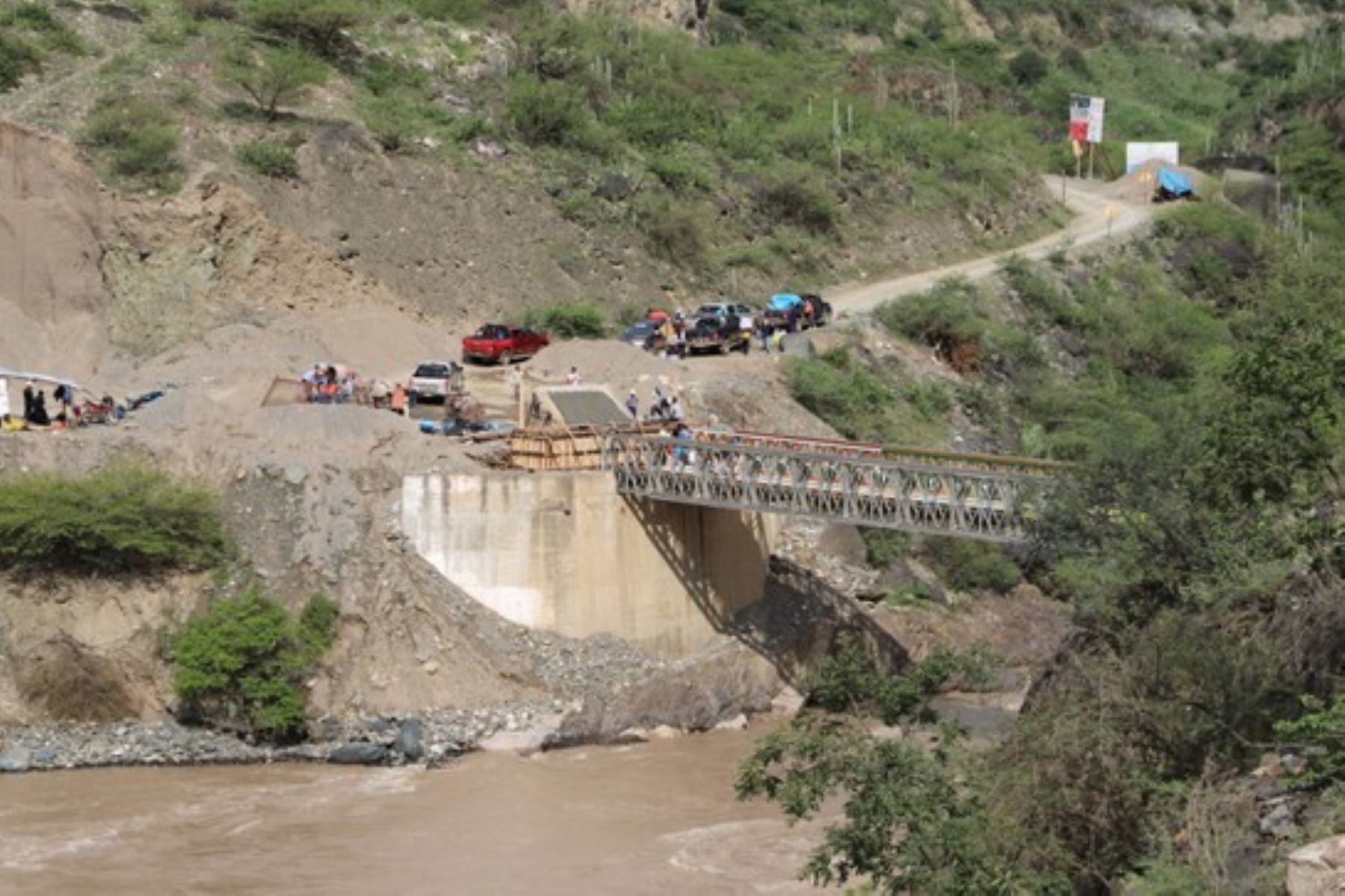 Provías Descentralizado avanza en la instalación de los puentes modulares Huayau y Chiquiac, departamento de Huancavelica.