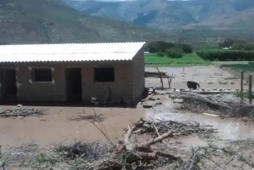 Las autoridades gestionan ayuda humanitaria para la familia damnificada por huaico en Cabana.
