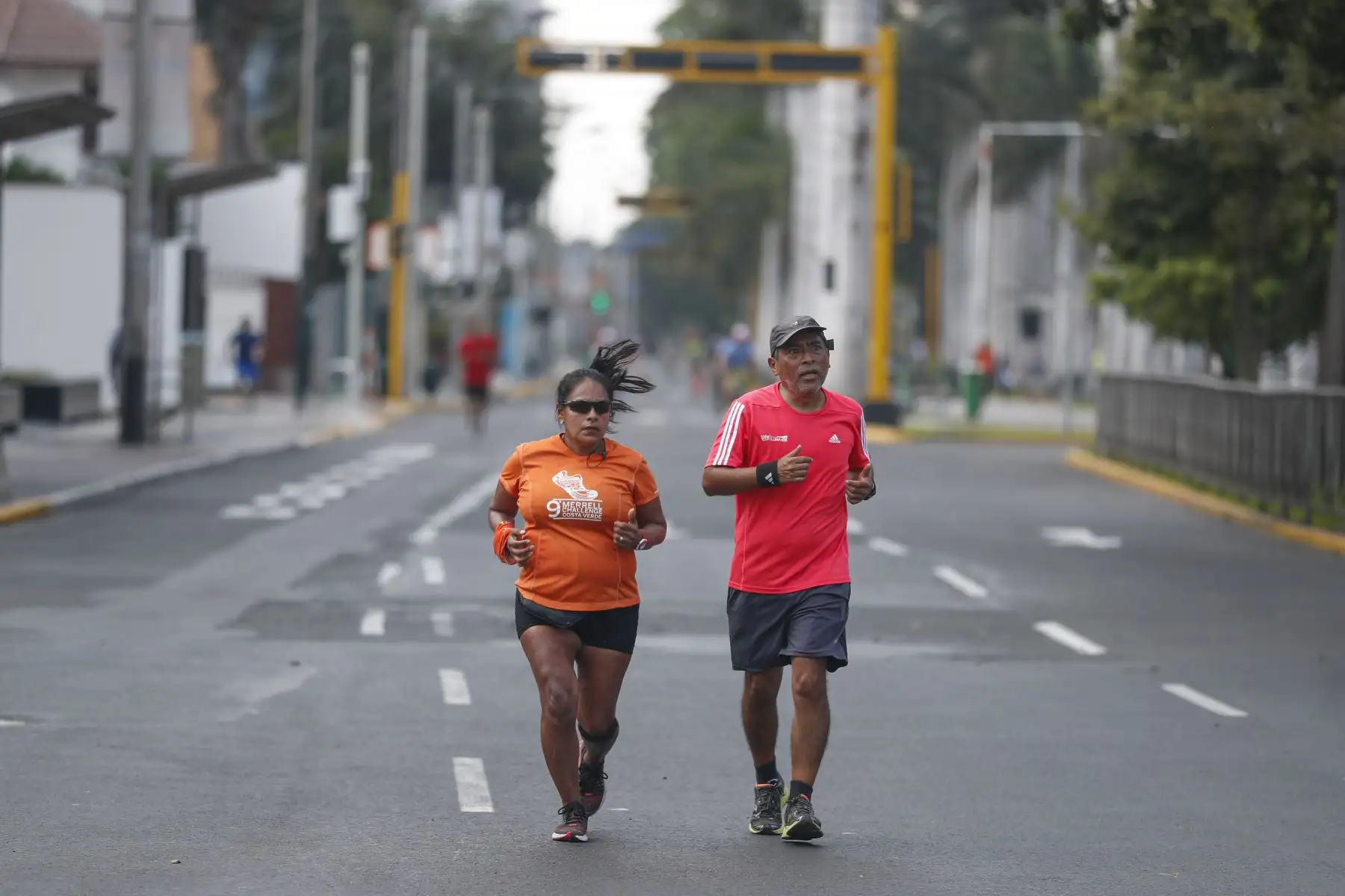 Cientos de ciclistas y corredores de todas las edades disfrutan el cierre del tramo total de la avenida Arequipa este domingo. Foto: ANDINA/Renato Pajuelo