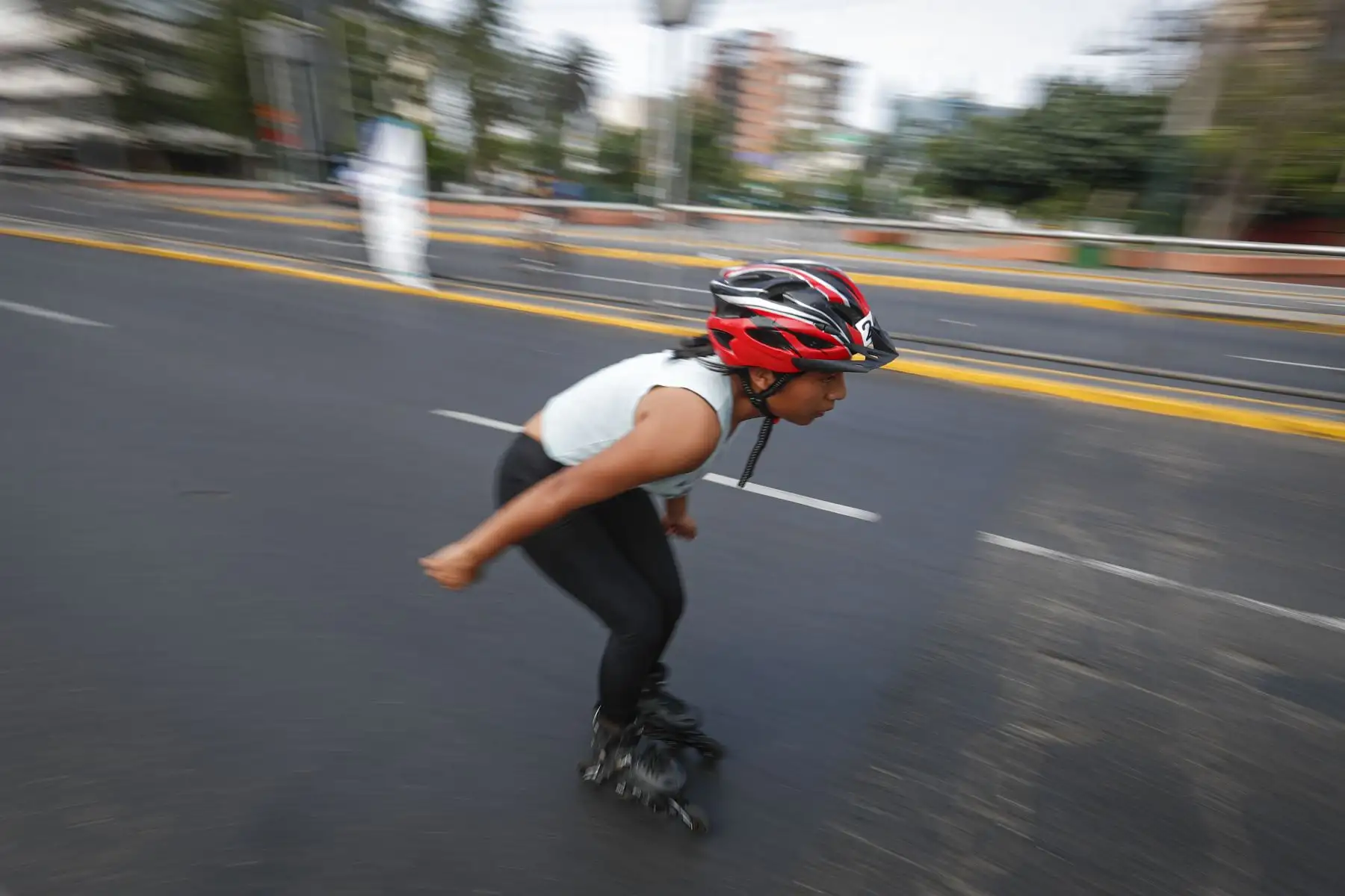 Cientos de ciclistas y corredores de todas las edades disfrutan el cierre del tramo total de la avenida Arequipa este domingo. Foto: ANDINA/Renato Pajuelo