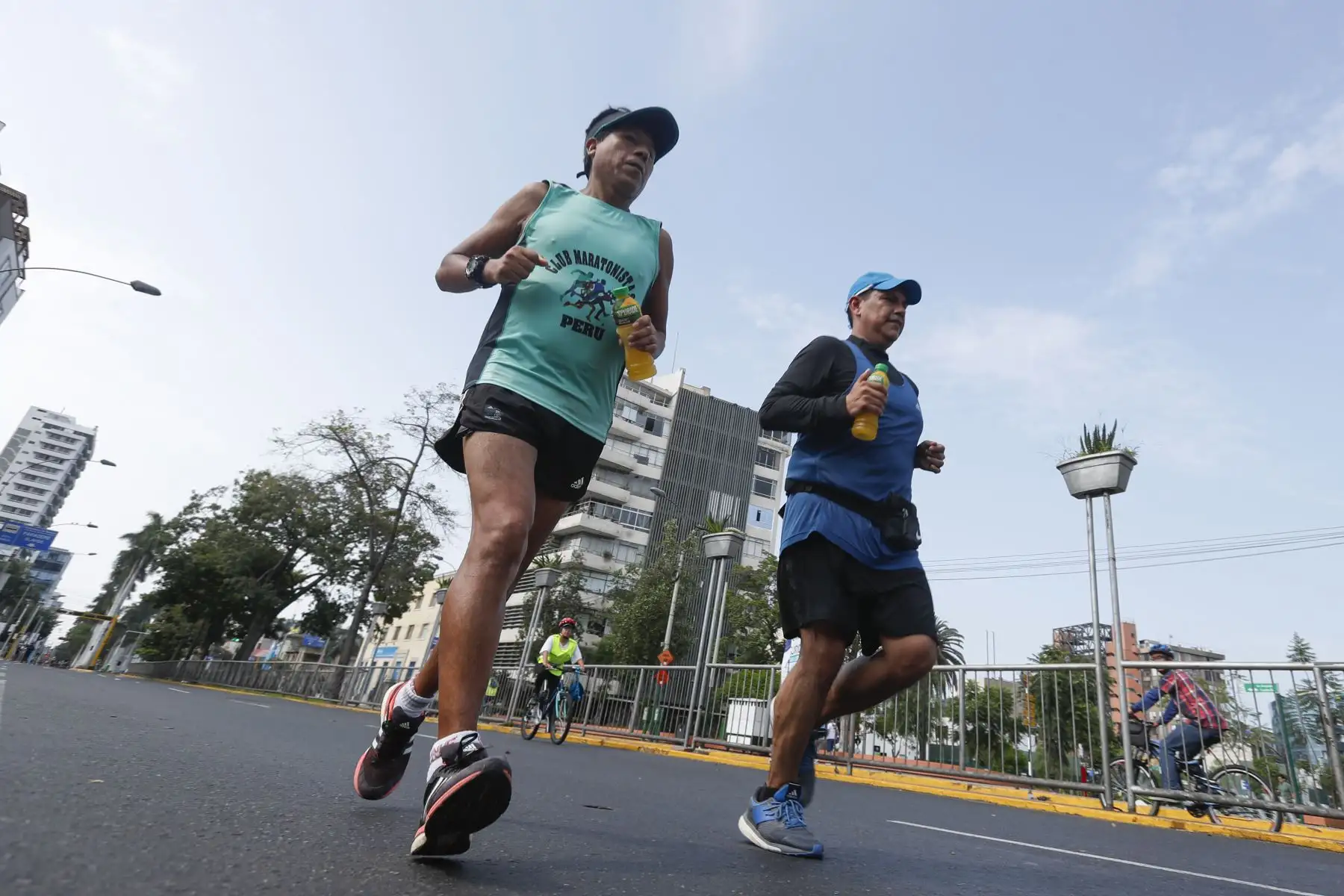 Cientos de ciclistas y corredores de todas las edades disfrutan el cierre del tramo total de la avenida Arequipa este domingo. Foto: ANDINA/Renato Pajuelo