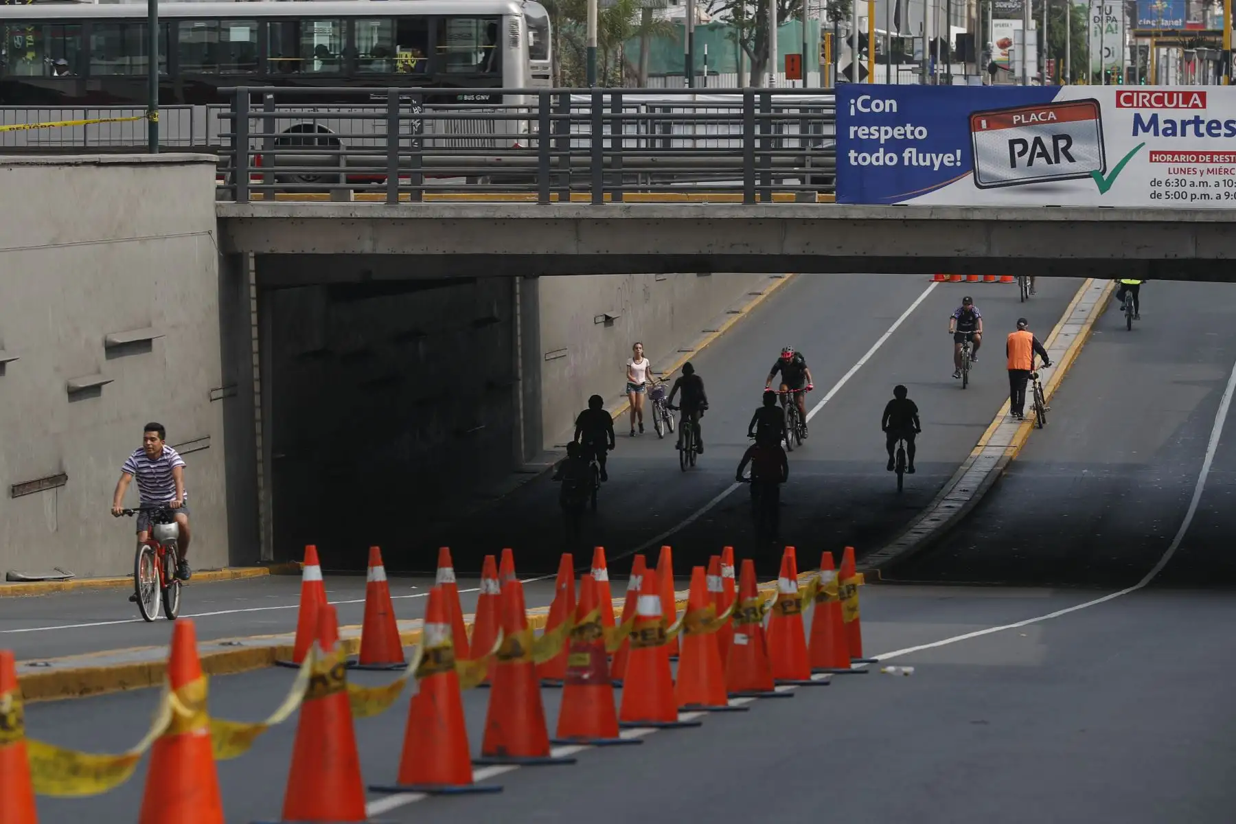 Cientos de ciclistas y corredores de todas las edades disfrutan el cierre del tramo total de la avenida Arequipa este domingo. Foto: ANDINA/Renato Pajuelo