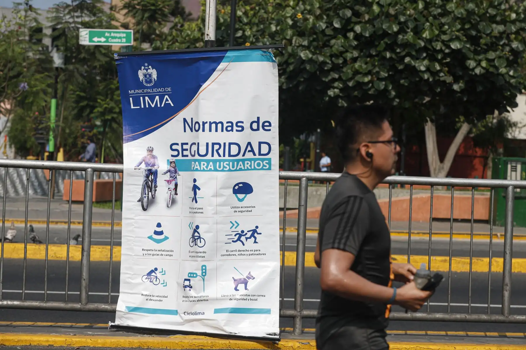 Cientos de ciclistas y corredores de todas las edades disfrutan el cierre del tramo total de la avenida Arequipa este domingo. Foto: ANDINA/Renato Pajuelo