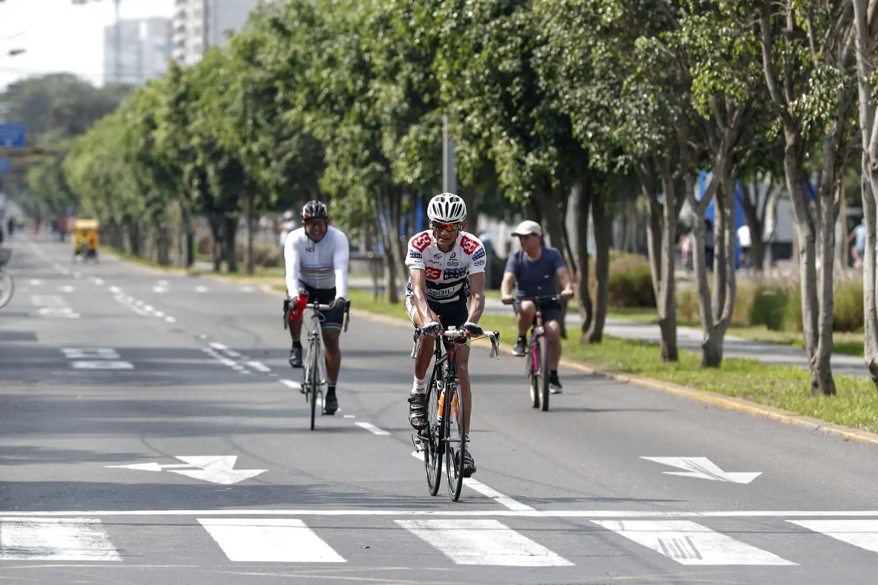Cientos de ciclistas y corredores de todas las edades disfrutan el cierre del tramo total de la avenida Arequipa este domingo. Foto: ANDINA/Renato Pajuelo