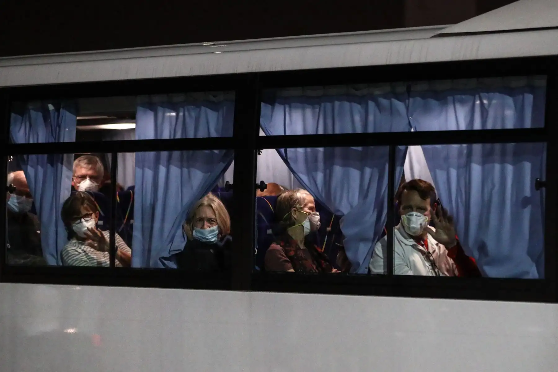 Japón, Yokohama.- Estadounidenses comenzaron a abandonar un crucero en cuarentena para abordar vuelos fletados a casa debido que el número de casos de coronavirus diagnosticados en el barco aumentó a 355. Foto: AFP