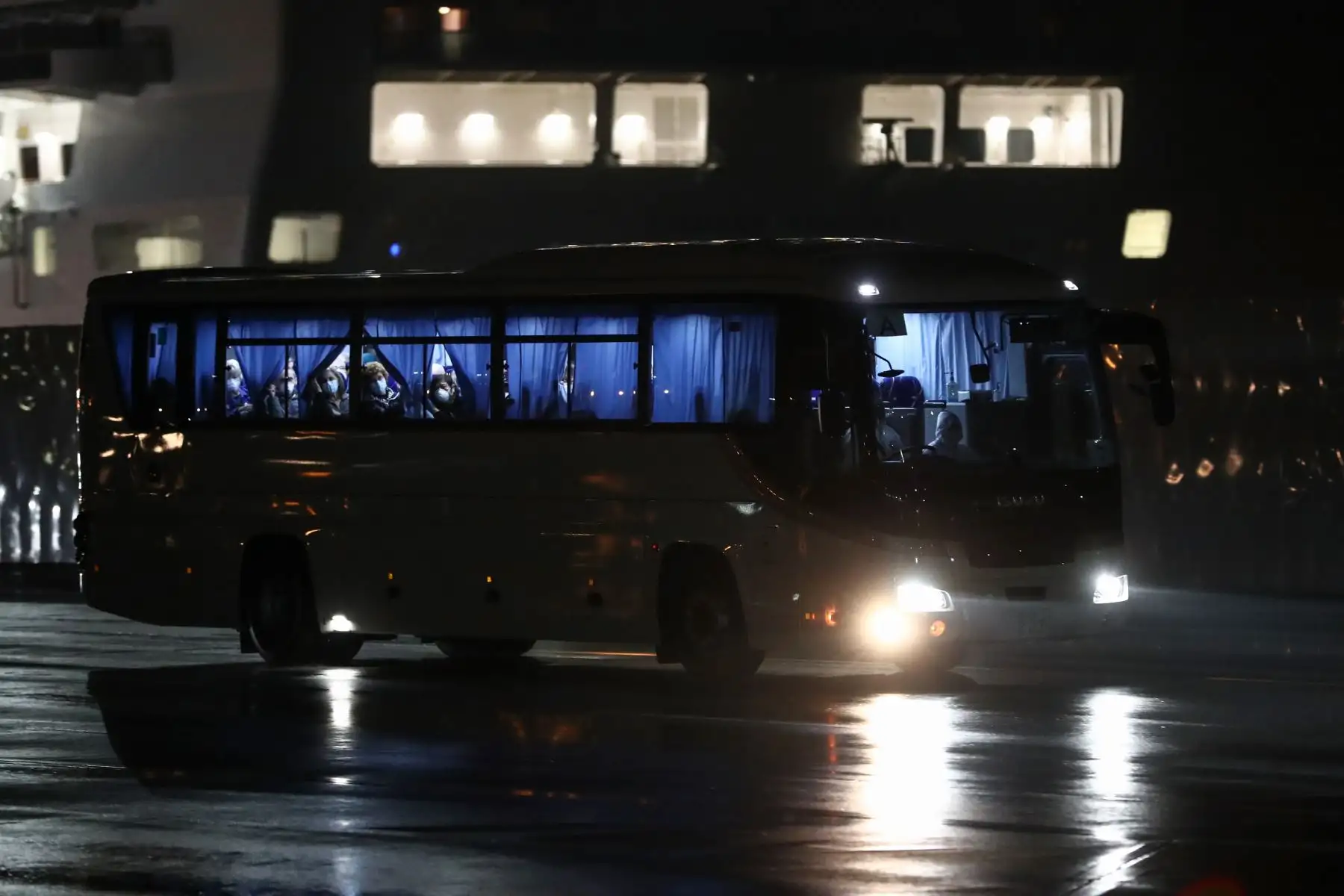Japón, Yokohama.- Estadounidenses comenzaron a abandonar un crucero en cuarentena para abordar vuelos fletados a casa debido que el número de casos de coronavirus diagnosticados en el barco aumentó a 355. Foto: AFP